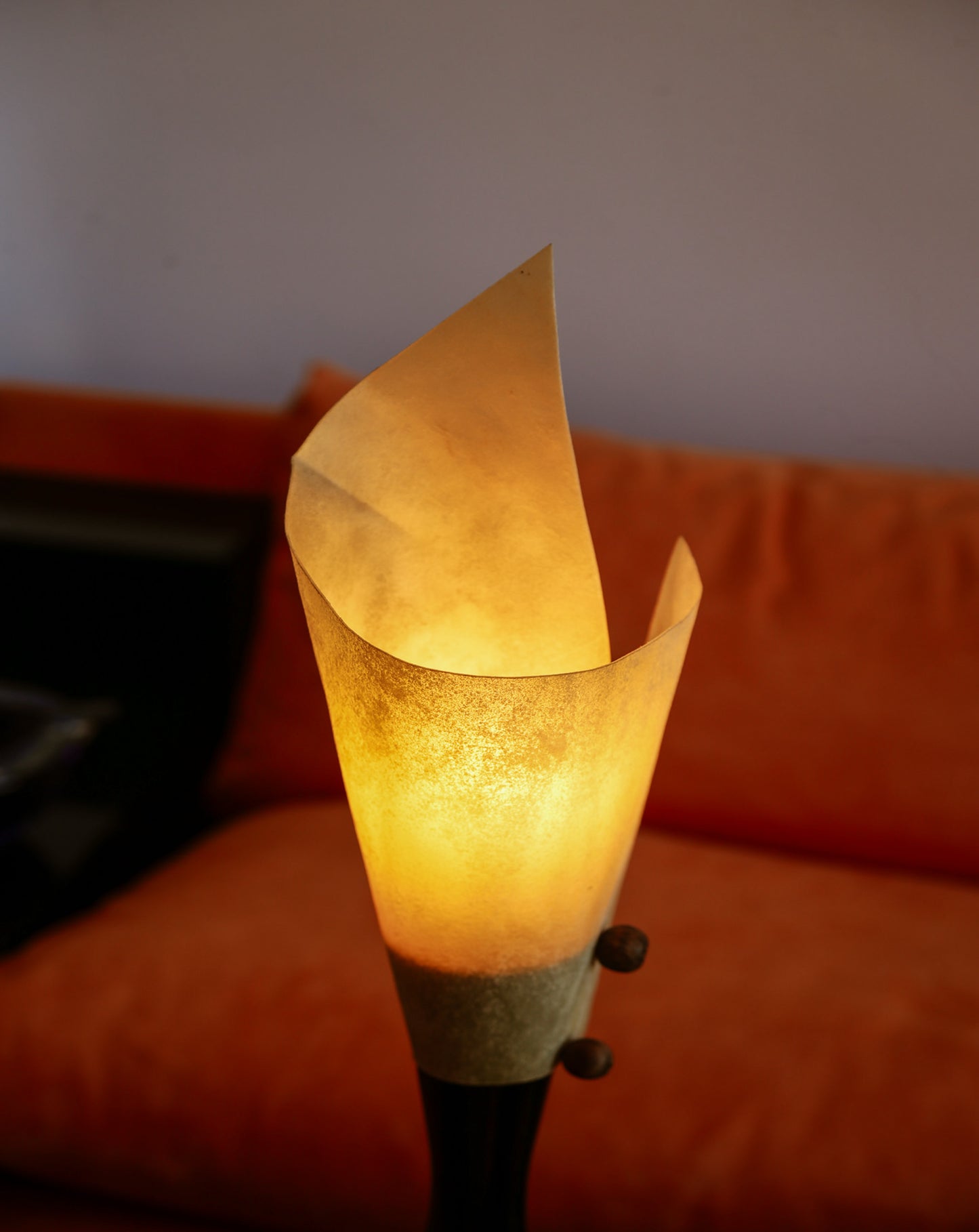 Sculptural Italian Table Lamp with Parchment Shade, 1980s – Handcrafted Organic Form