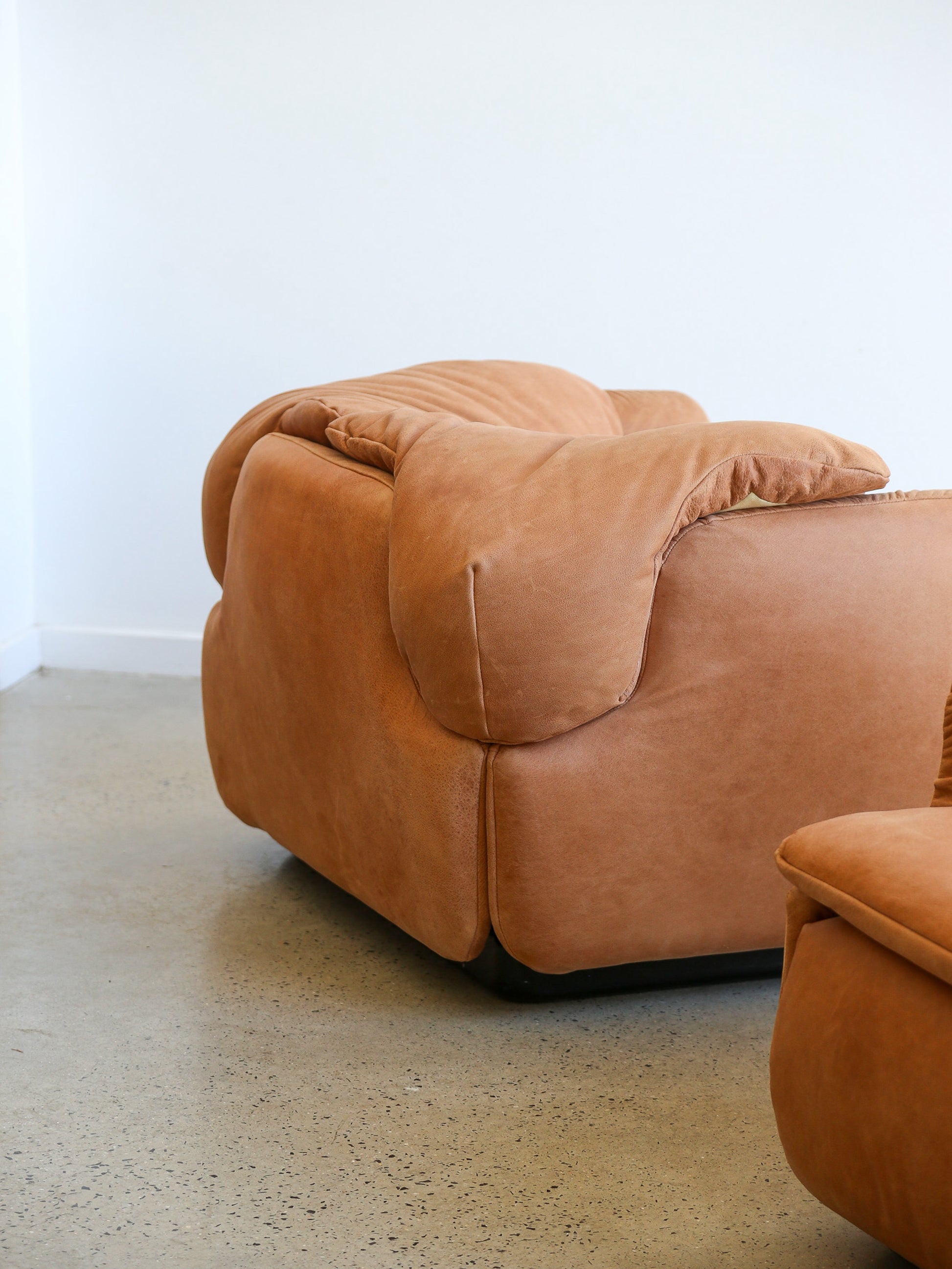 Side and back detail of Confidential armchair by Alberto Rosselli for Saporiti Italia, 1970s Italian postmodern furniture in cognac leather.