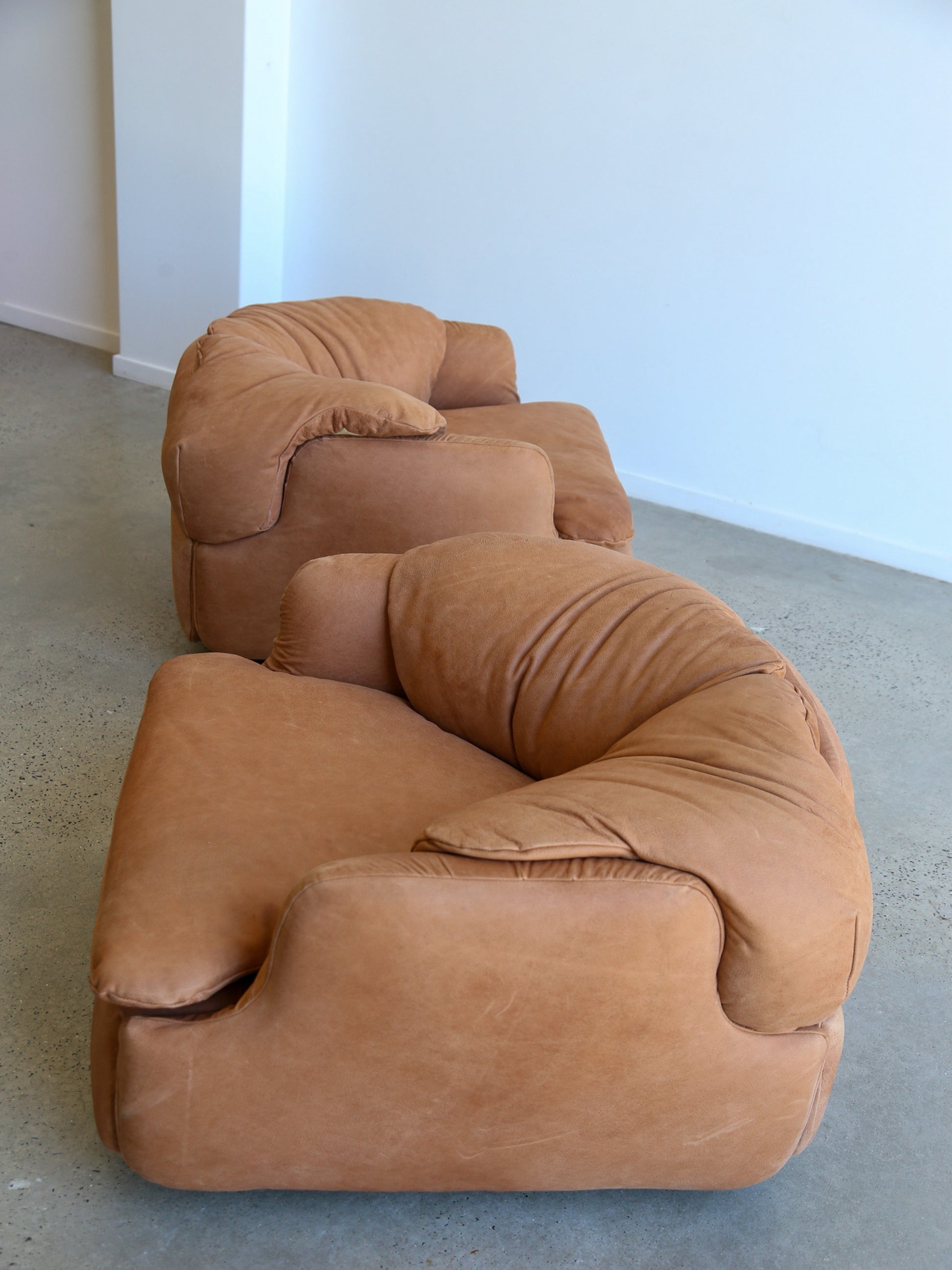 1970s Confidential armchairs in cognac leather by Alberto Rosselli for Saporiti Italia, modular Italian postmodern design.