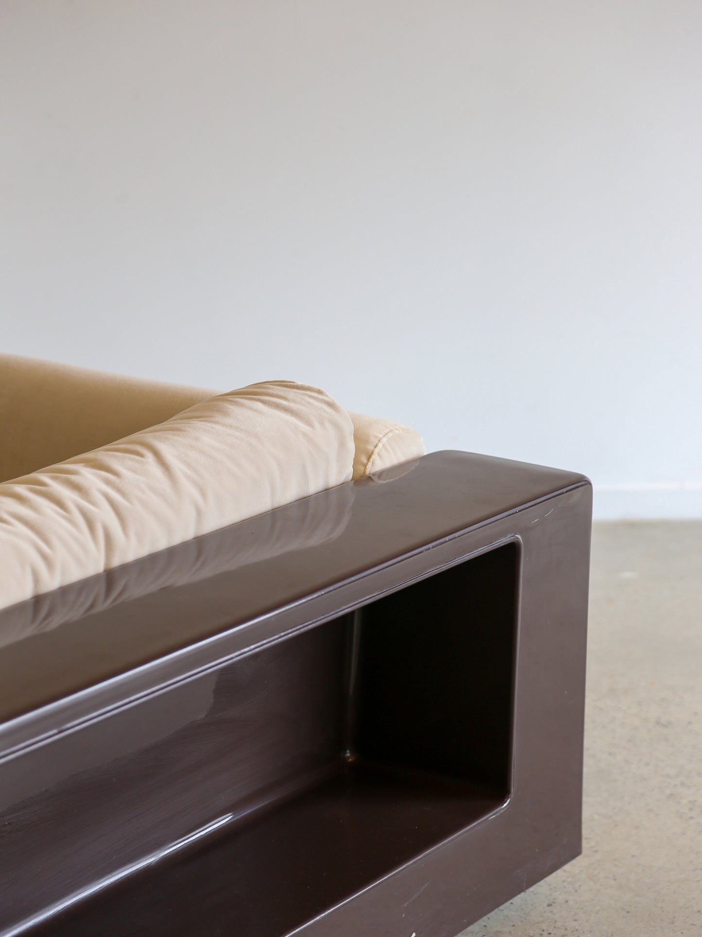 Back view of Italian Gradual sofa by Cini Boeri for Knoll, 1970s, featuring integrated storage compartment in glossy brown ABS frame.