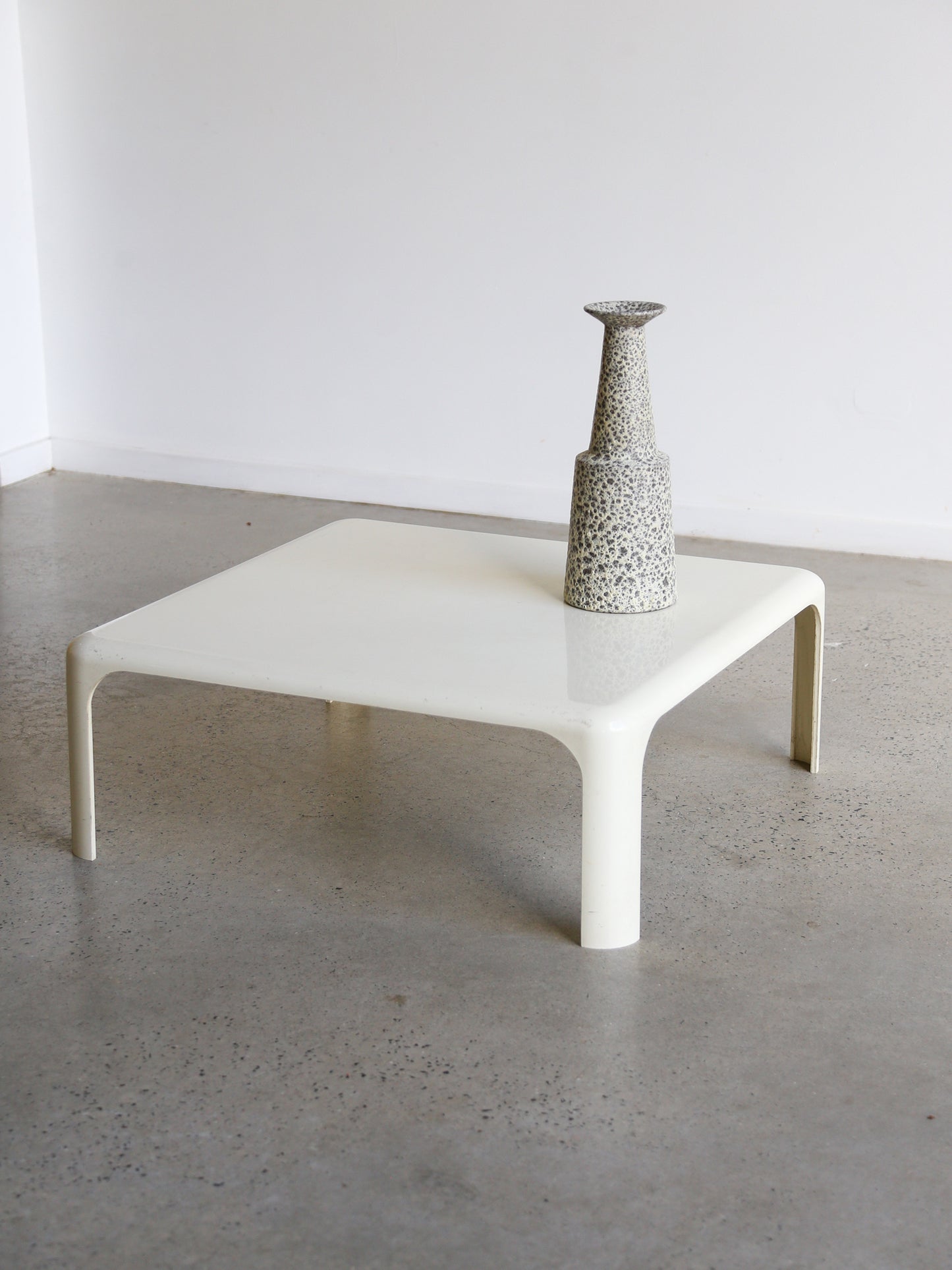 Space Age White Demetrio Coffee Table by Vico Magistretti for Artemide