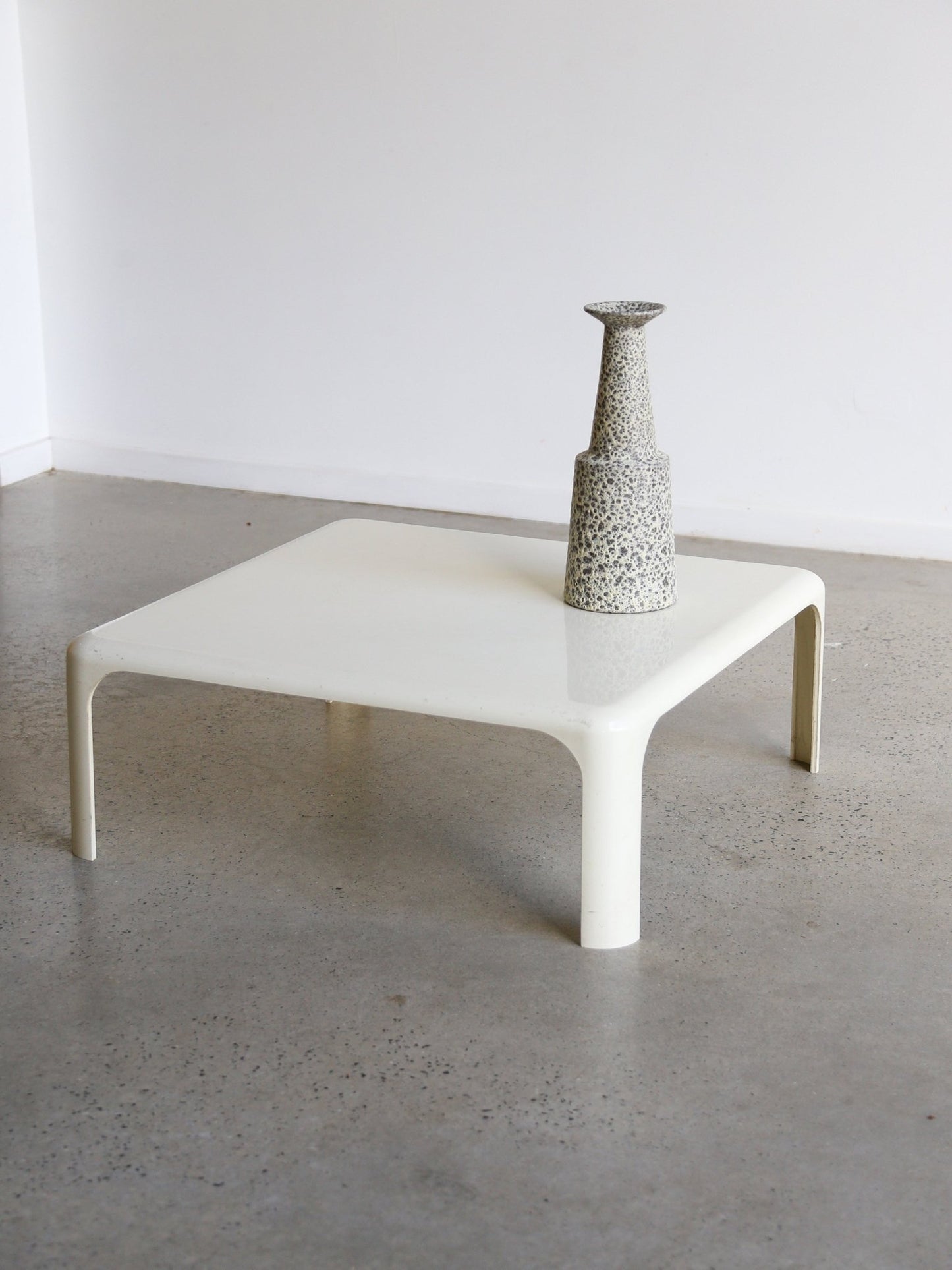 Space Age White Demetrio Coffee Table by Vico Magistretti for Artemide - Lumini Collections
