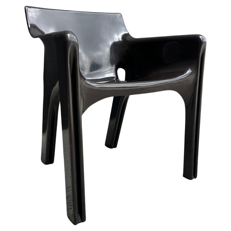 A black Gaudi brown armchair by Vico Magistretti for Artemide with a curved backrest and a seat, made of glass fiber reinforced plastic.