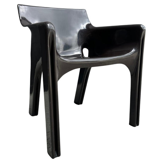 A black Gaudi brown armchair by Vico Magistretti for Artemide with a curved backrest and a seat, made of glass fiber reinforced plastic.