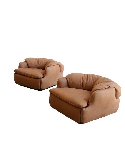 Pair of 1970s Confidential armchairs by Alberto Rosselli for Saporiti Italia, upholstered in cognac leather, 1970s Italian design icons.