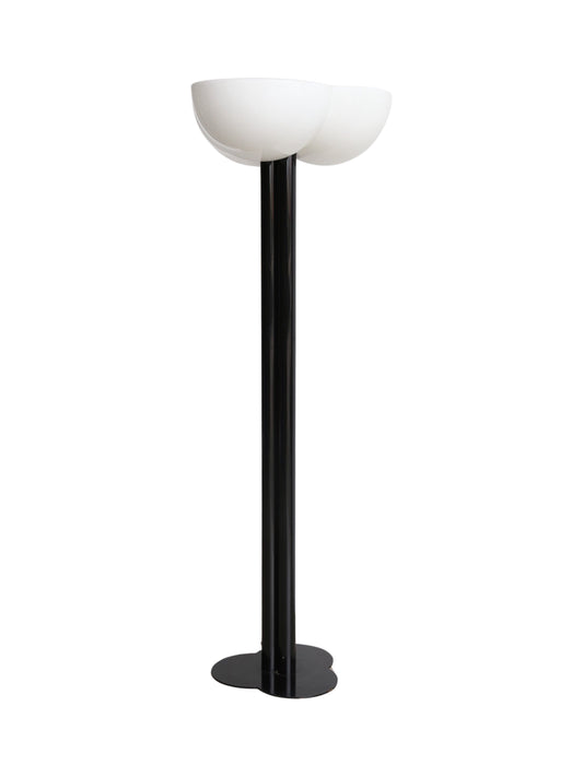 Sergio Asti Trifoglio floor lamp for Bilumen with clover base and plexiglass diffuser, Italy 1970s.