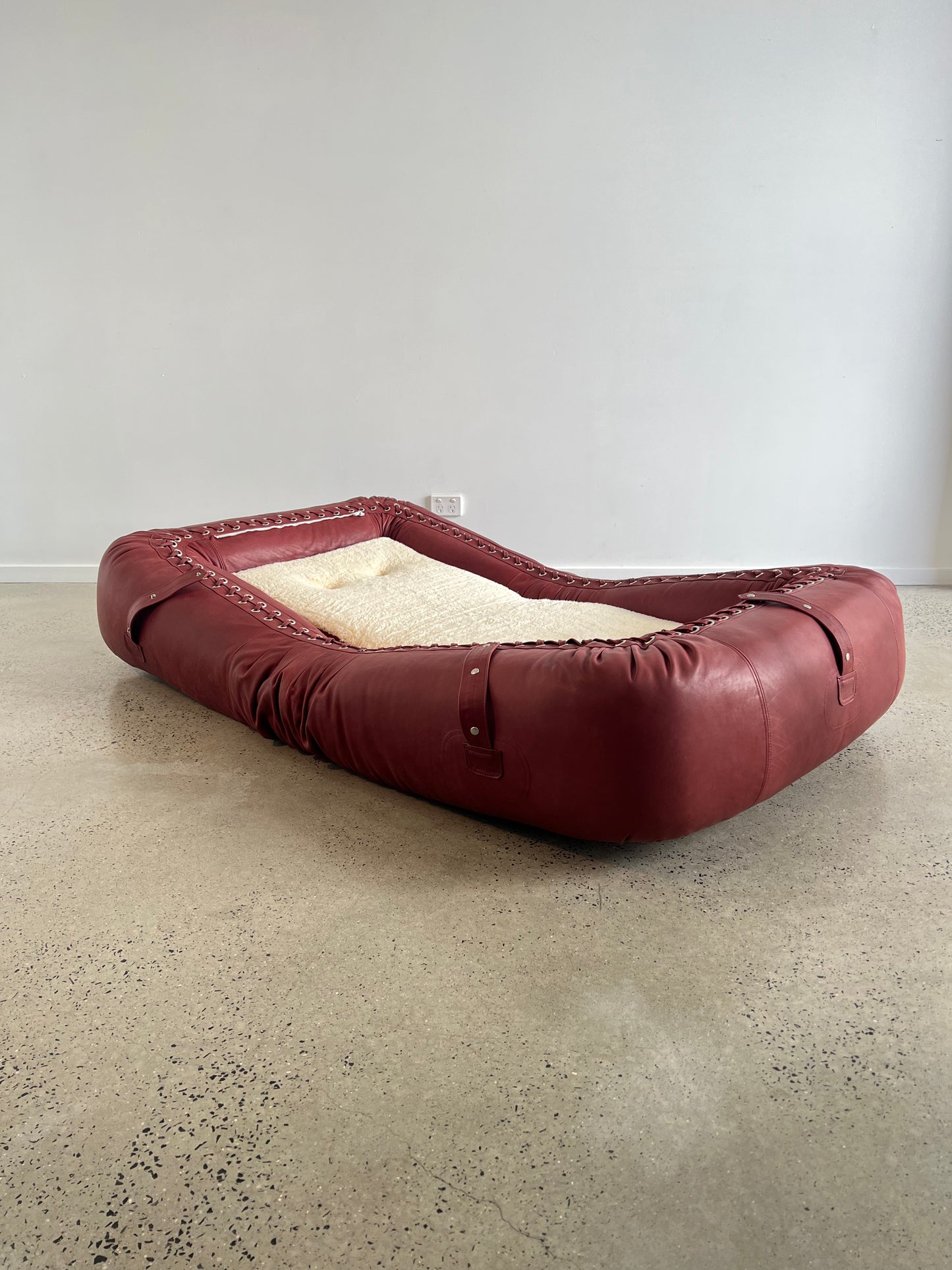 “Anfibio” by Alessandro Becchi for Givannetti, Armchair in Brown Leather and Sheepskin, 1970 - Lumini Collections