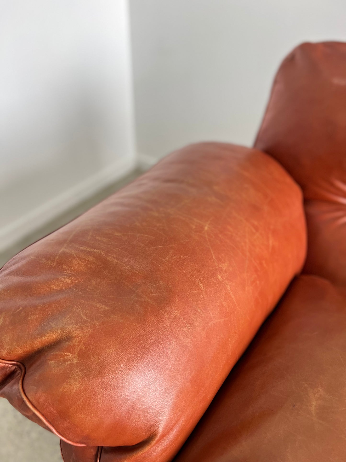 Close-up of vintage Italian Poppy leather sofa by Tito Agnoli for Poltrona Frau, highlighting original leather texture and soft cushioning.