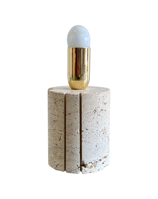 A Fratelli Mannelli round table lamp with a travertine and brass base and a brass stem, displaying a white bulb.