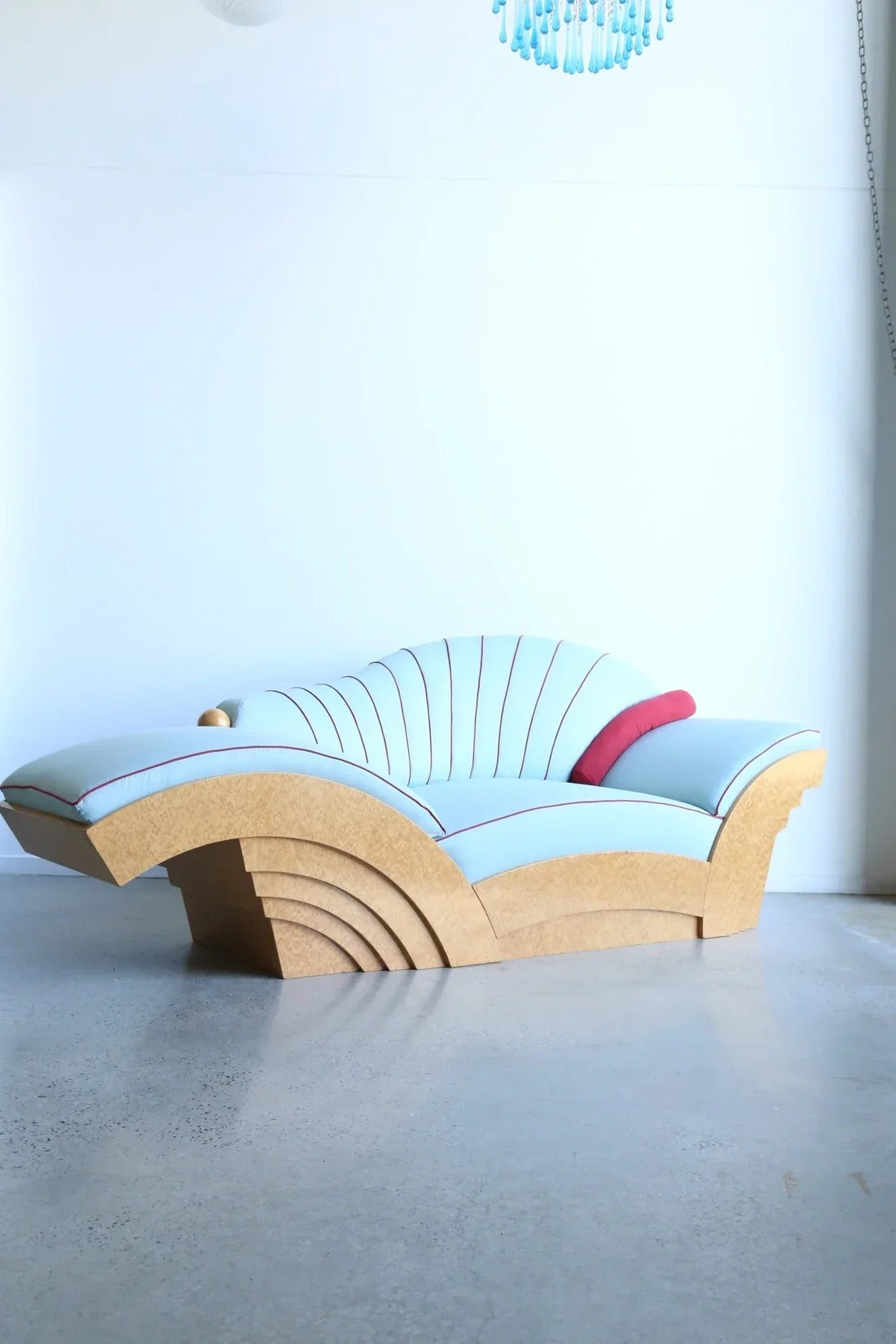 Marilyn sofa in an empty room 