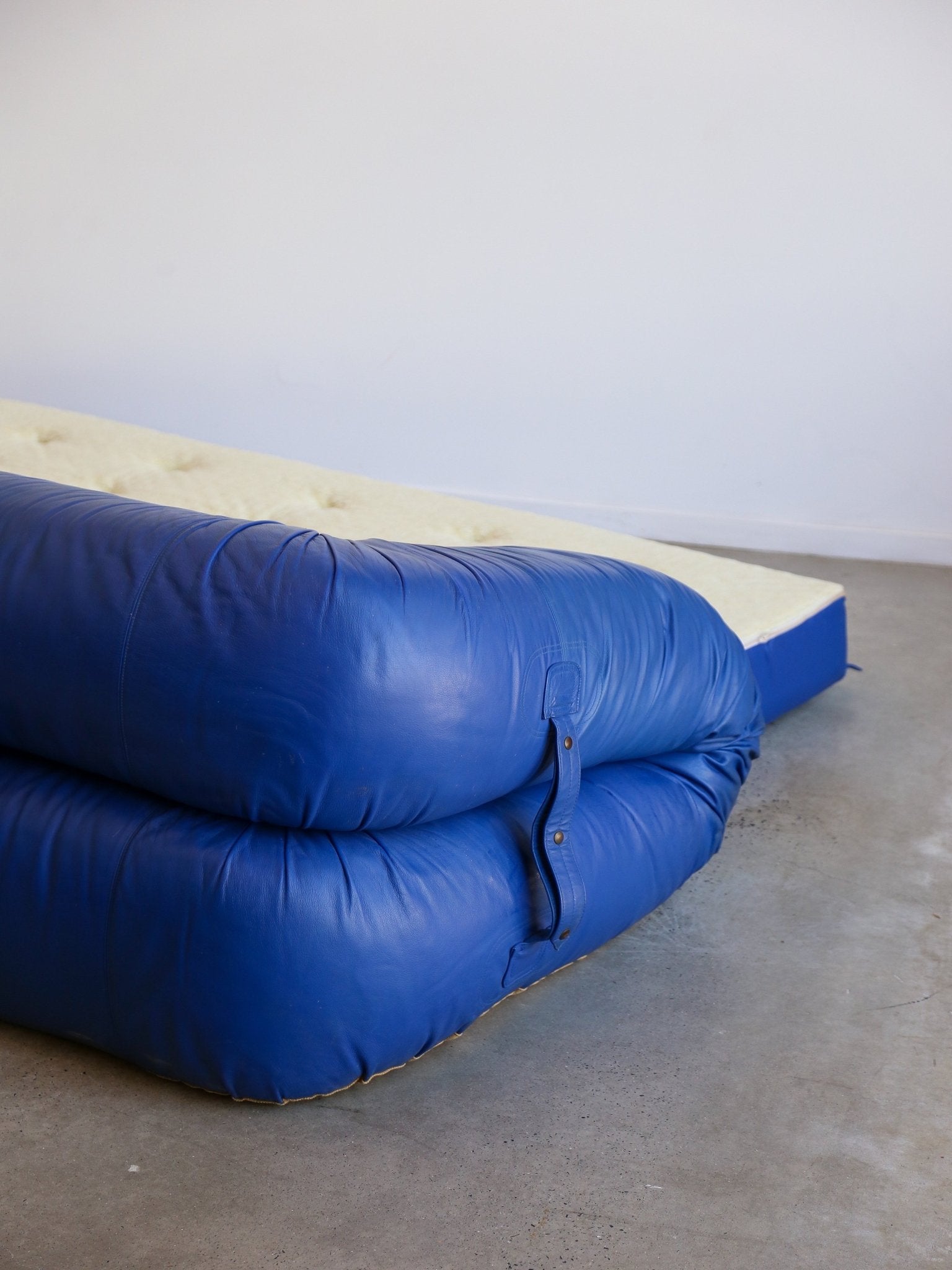 Alessandro Becchi “Anfibio” Sofa Bed in Blue Leather, Giovannetti Collezioni, 1970 - Lumini Collections