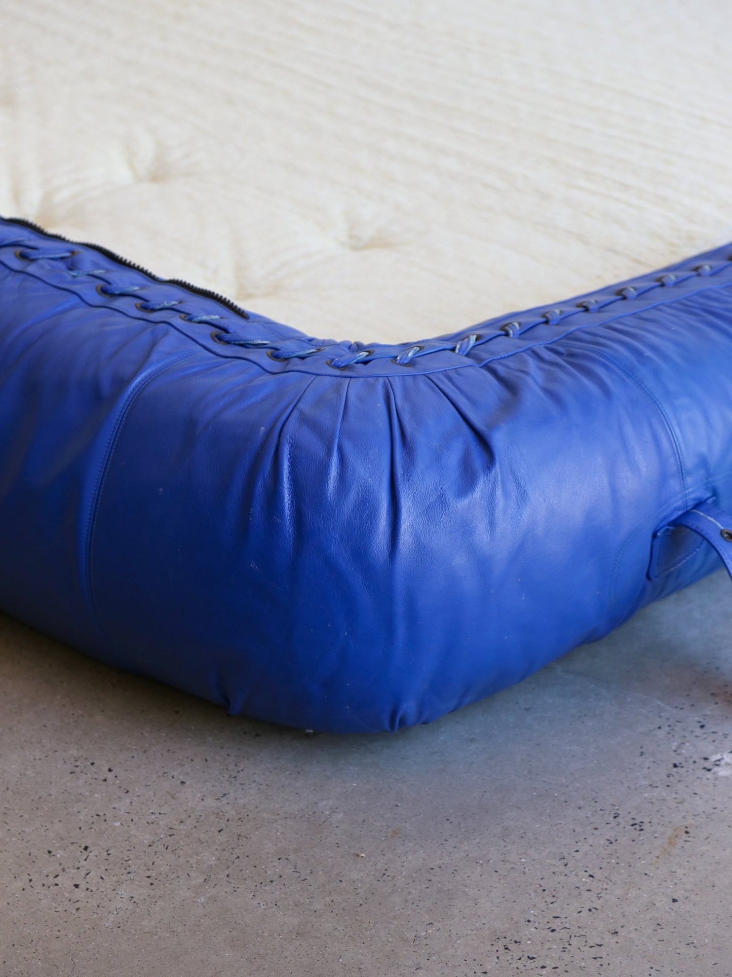Alessandro Becchi “Anfibio” Sofa Bed in Blue Leather, Giovannetti Collezioni, 1970 - Lumini Collections