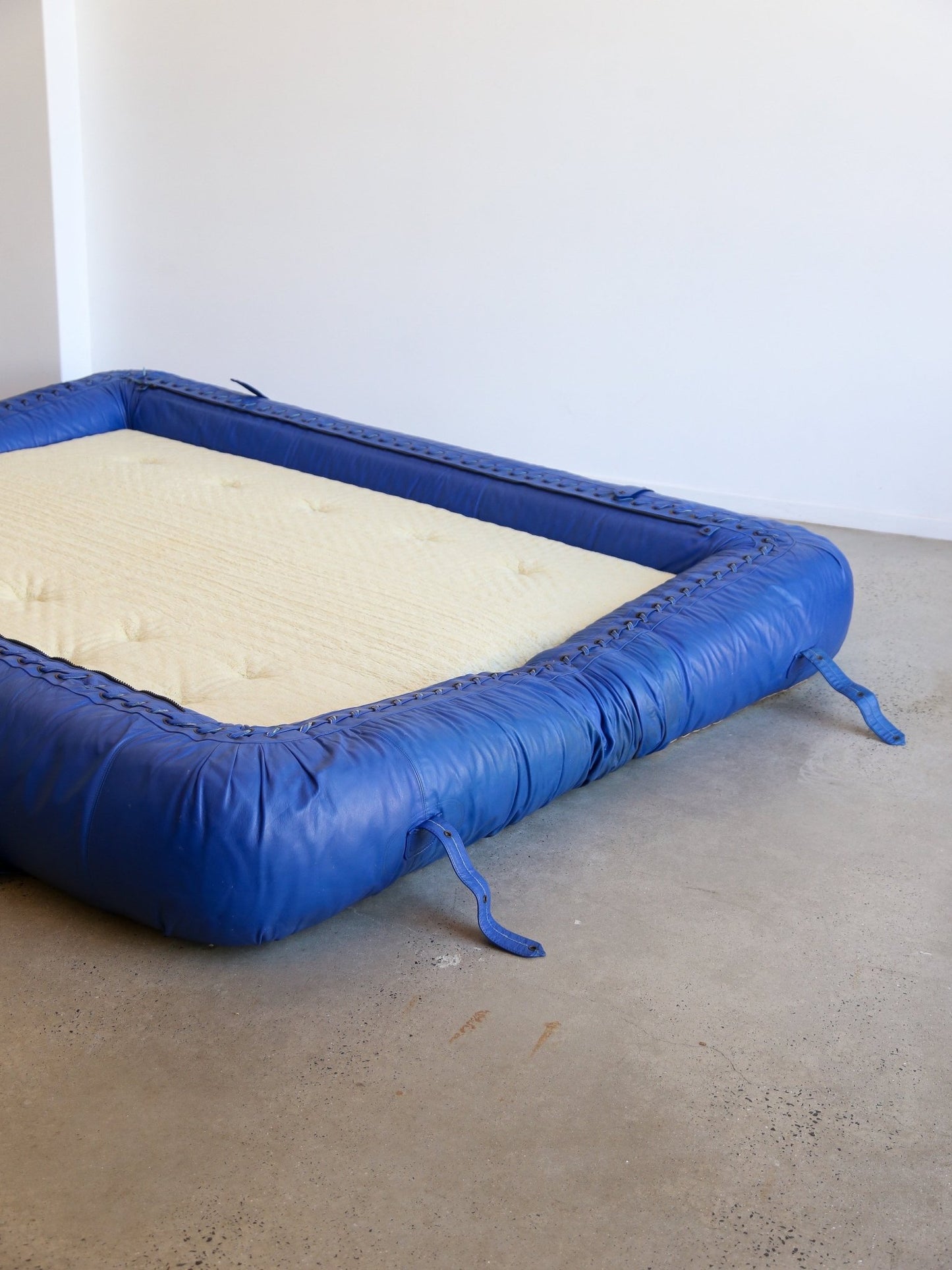 Alessandro Becchi “Anfibio” Sofa Bed in Blue Leather, Giovannetti Collezioni, 1970 - Lumini Collections
