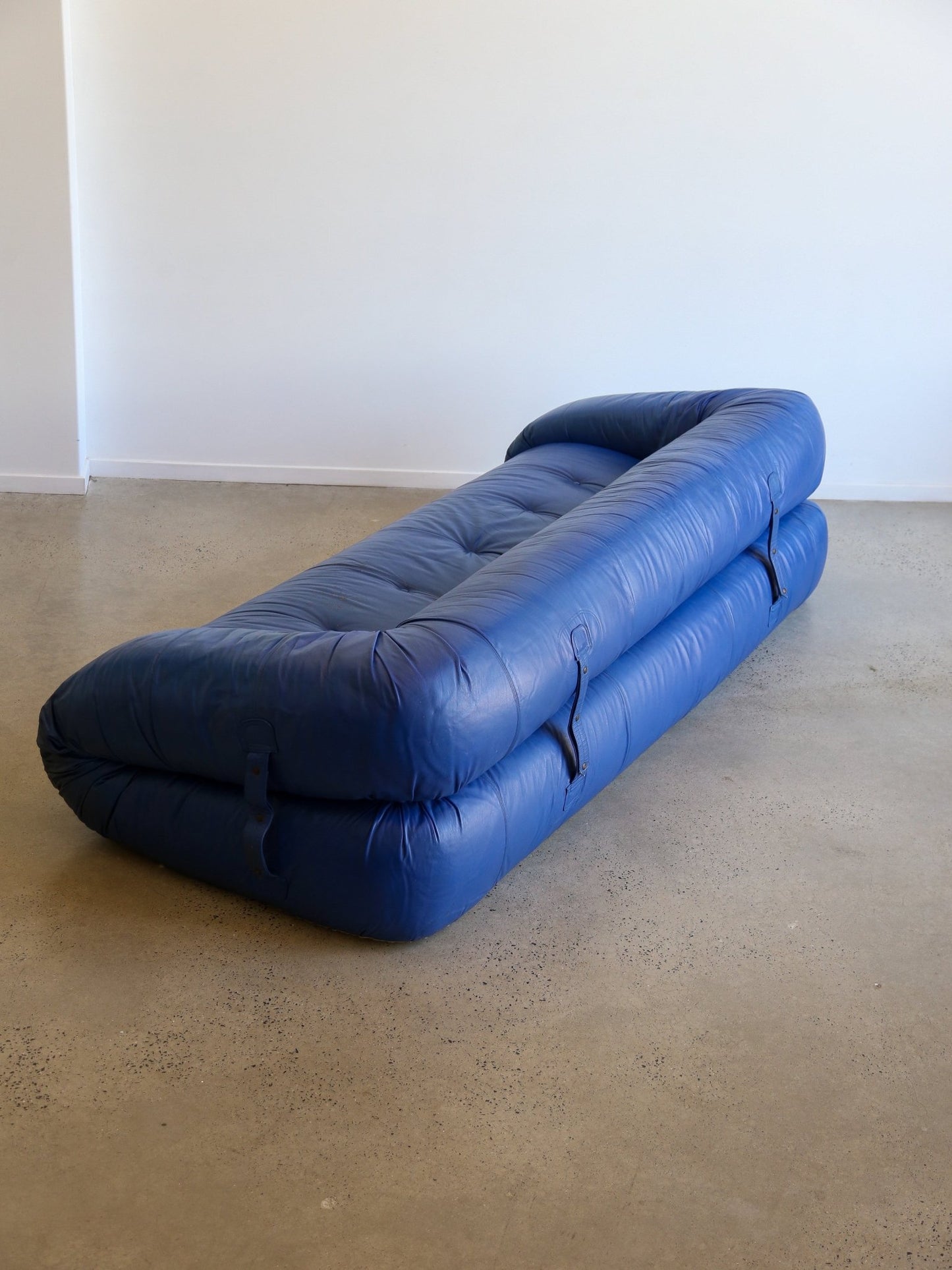 Alessandro Becchi “Anfibio” Sofa Bed in Blue Leather, Giovannetti Collezioni, 1970 - Lumini Collections