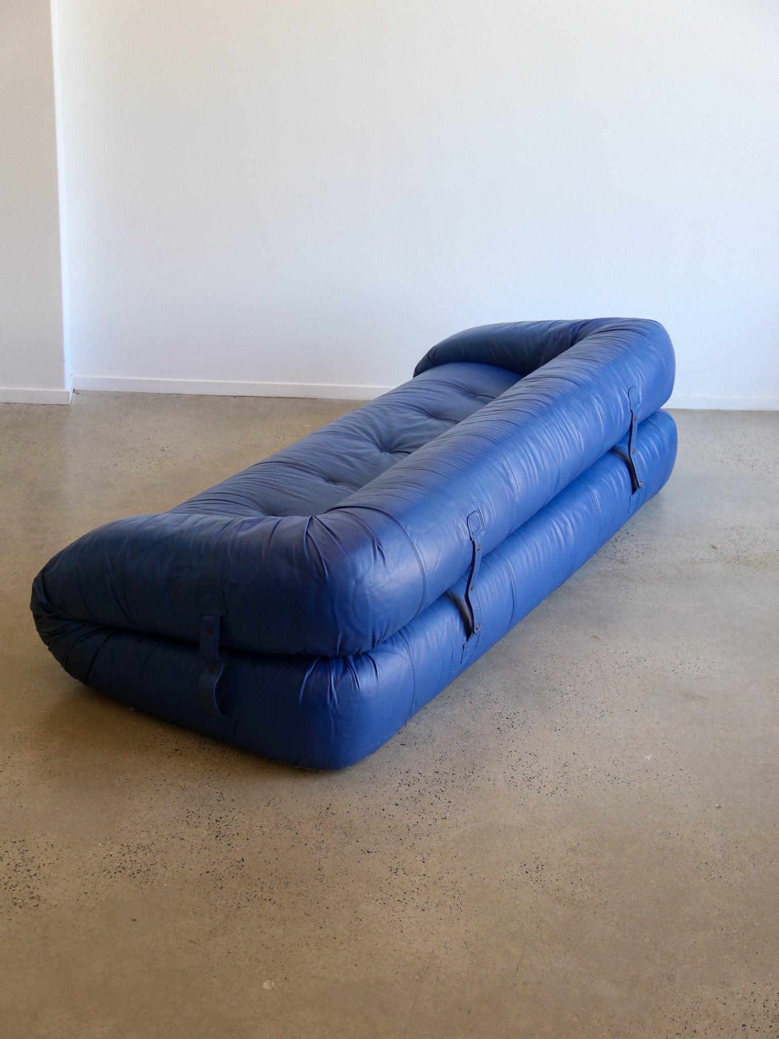 Alessandro Becchi “Anfibio” Sofa Bed in Blue Leather, Giovannetti Collezioni, 1970 - Lumini Collections