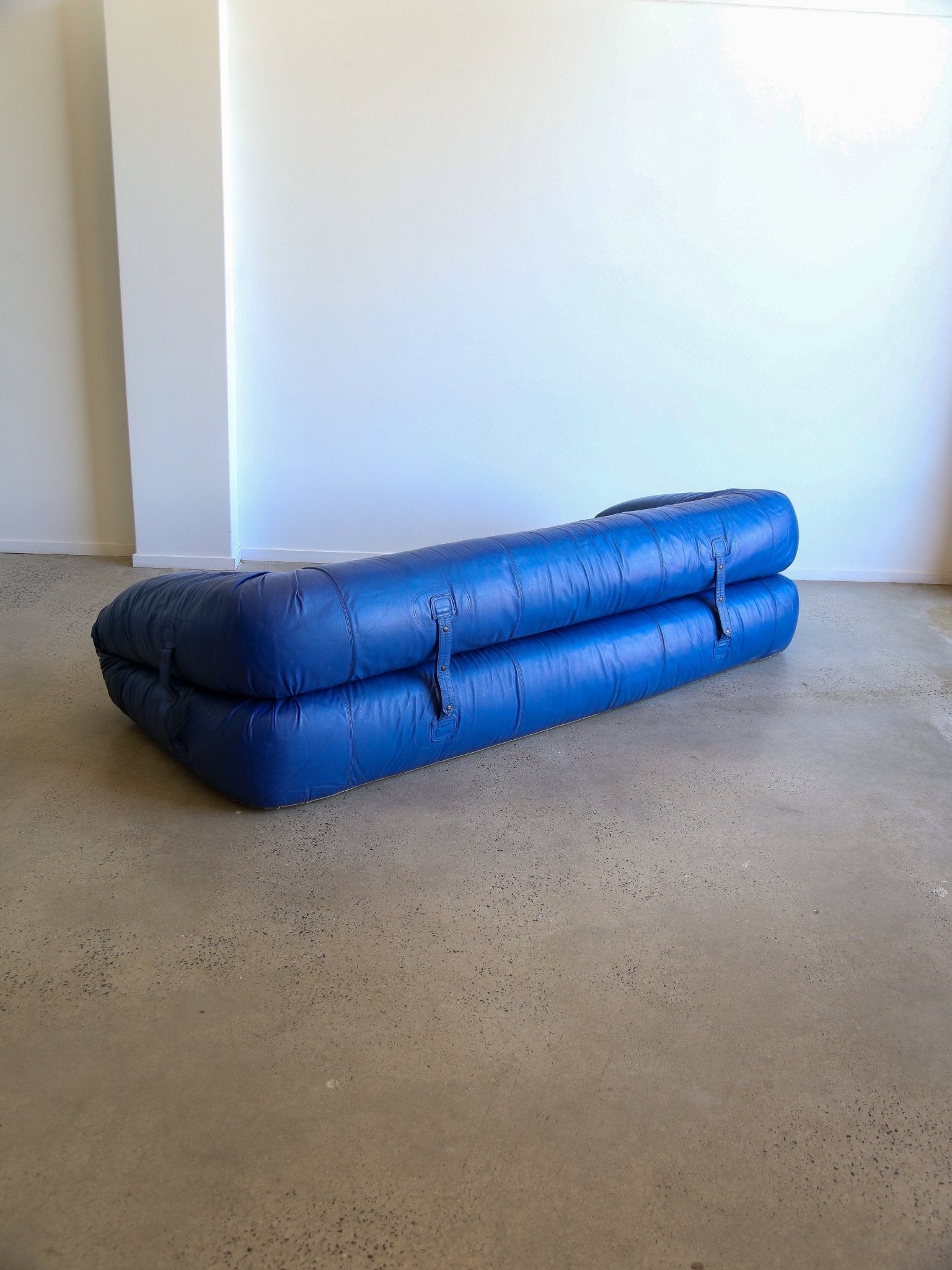 Alessandro Becchi “Anfibio” Sofa Bed in Blue Leather, Giovannetti Collezioni, 1970 - Lumini Collections