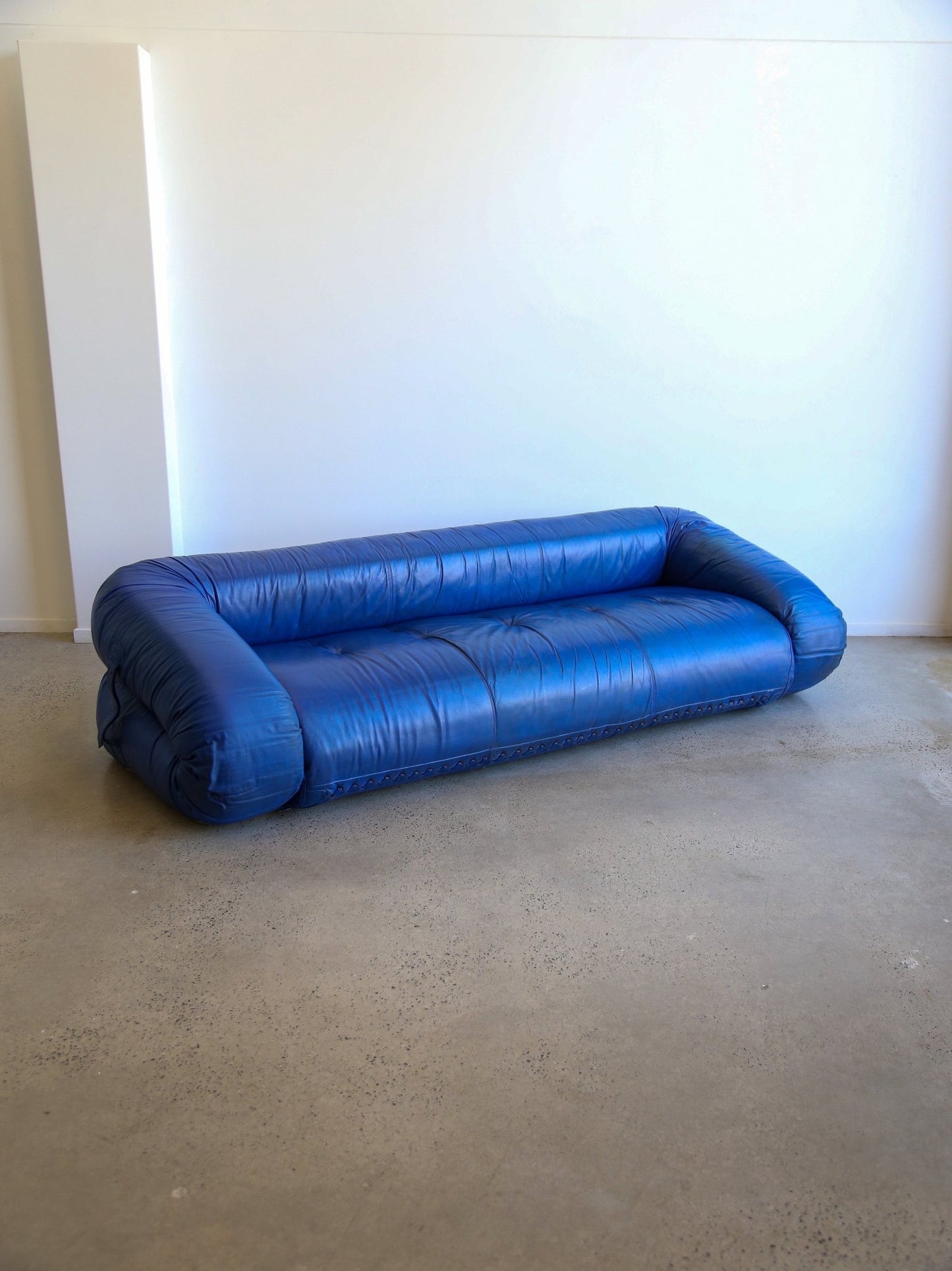 Alessandro Becchi “Anfibio” Sofa Bed in Blue Leather, Giovannetti Collezioni, 1970 - Lumini Collections