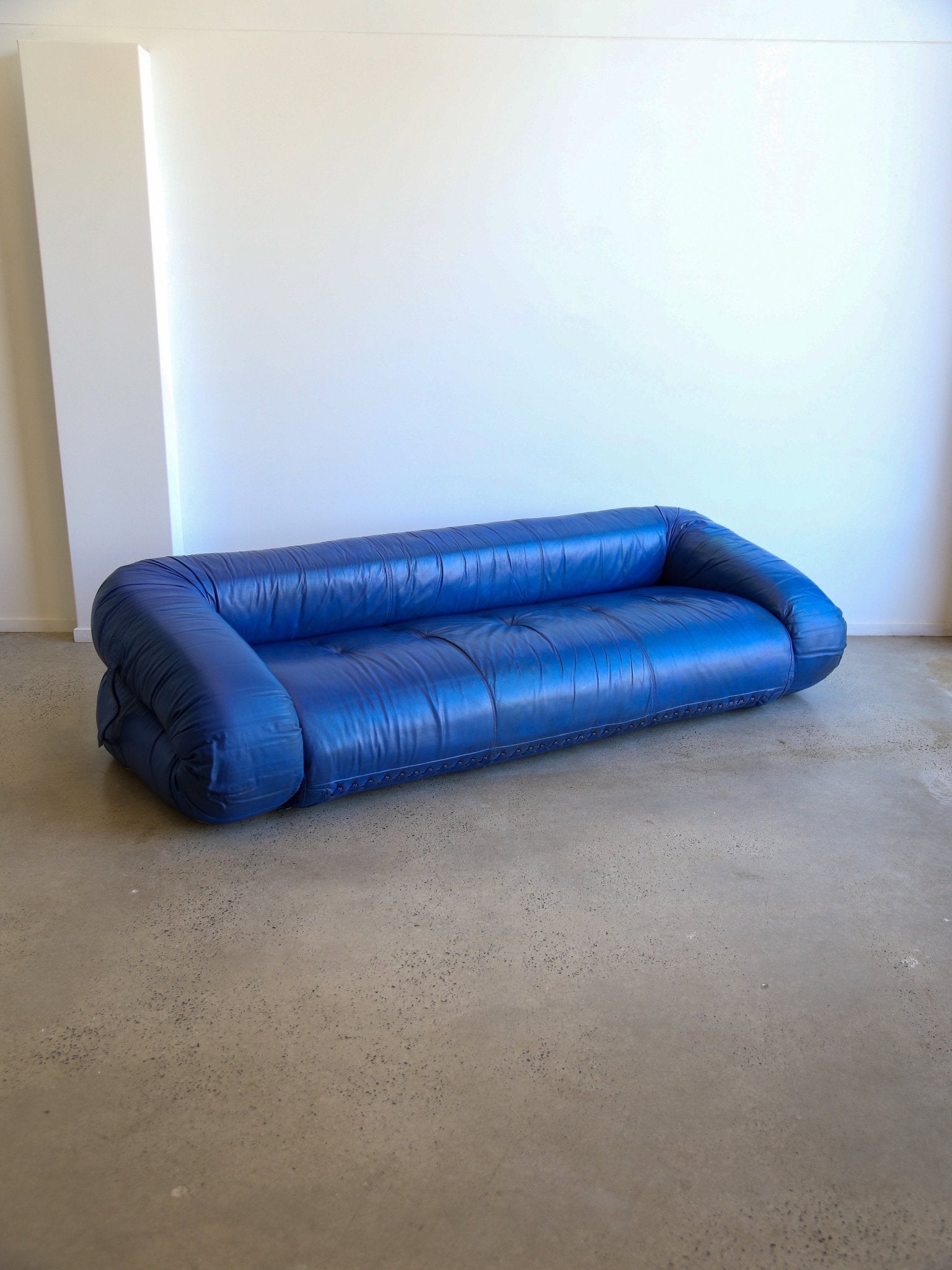 Alessandro Becchi “Anfibio” Sofa Bed in Blue Leather, Giovannetti Collezioni, 1970 - Lumini Collections
