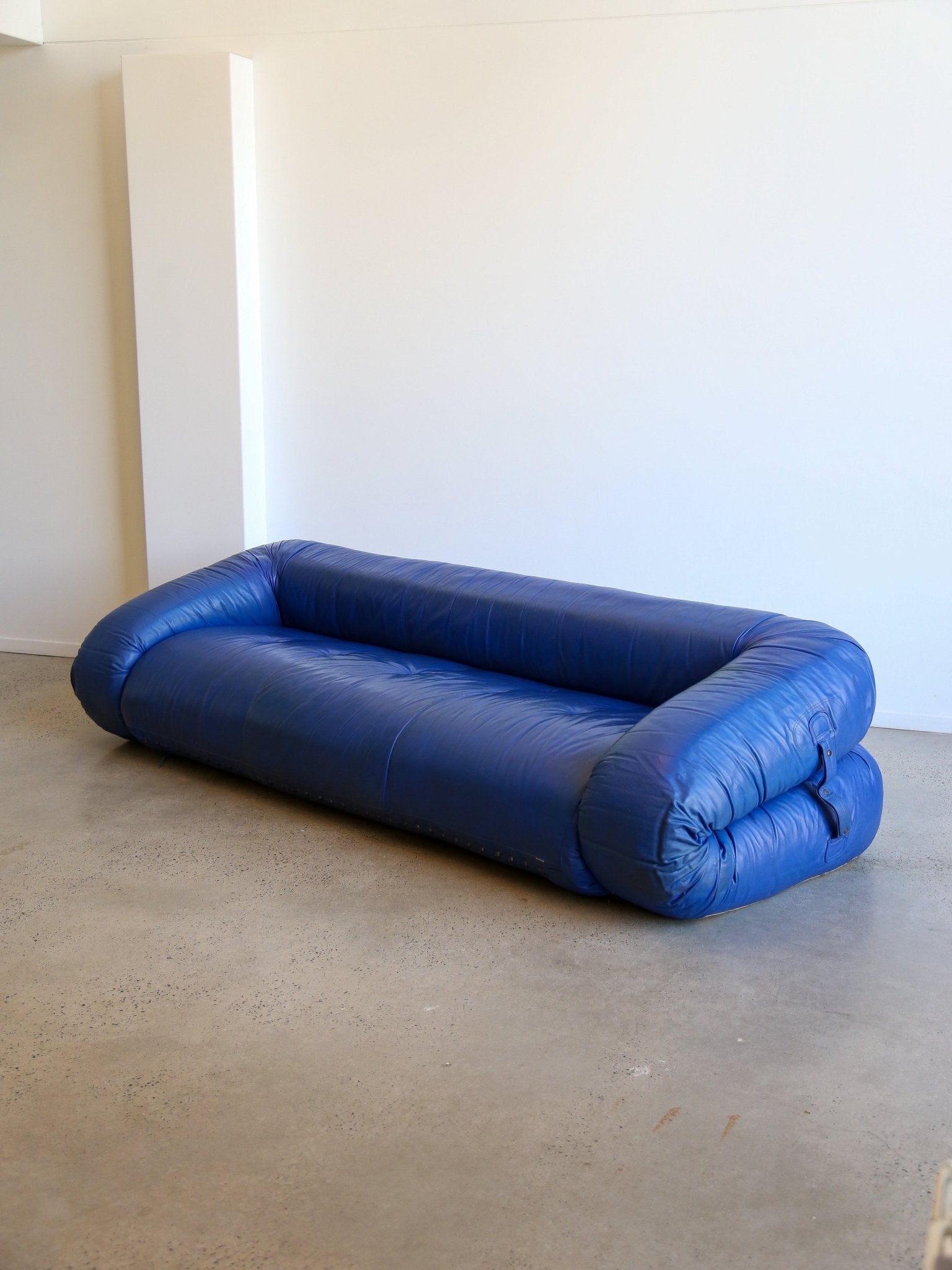 Alessandro Becchi “Anfibio” Sofa Bed in Blue Leather, Giovannetti Collezioni, 1970 - Lumini Collections