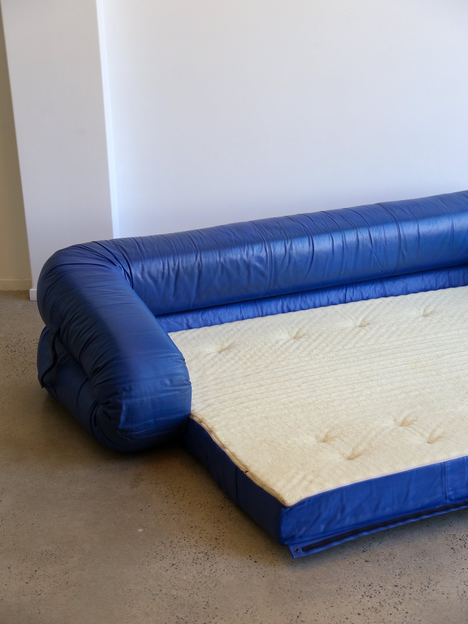 Alessandro Becchi “Anfibio” Sofa Bed in Blue Leather, Giovannetti Collezioni, 1970 - Lumini Collections