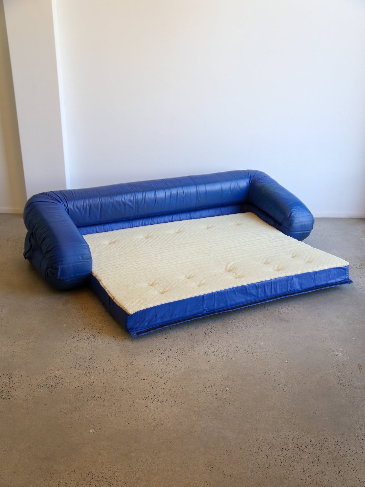 Alessandro Becchi “Anfibio” Sofa Bed in Blue Leather, Giovannetti Collezioni, 1970 - Lumini Collections