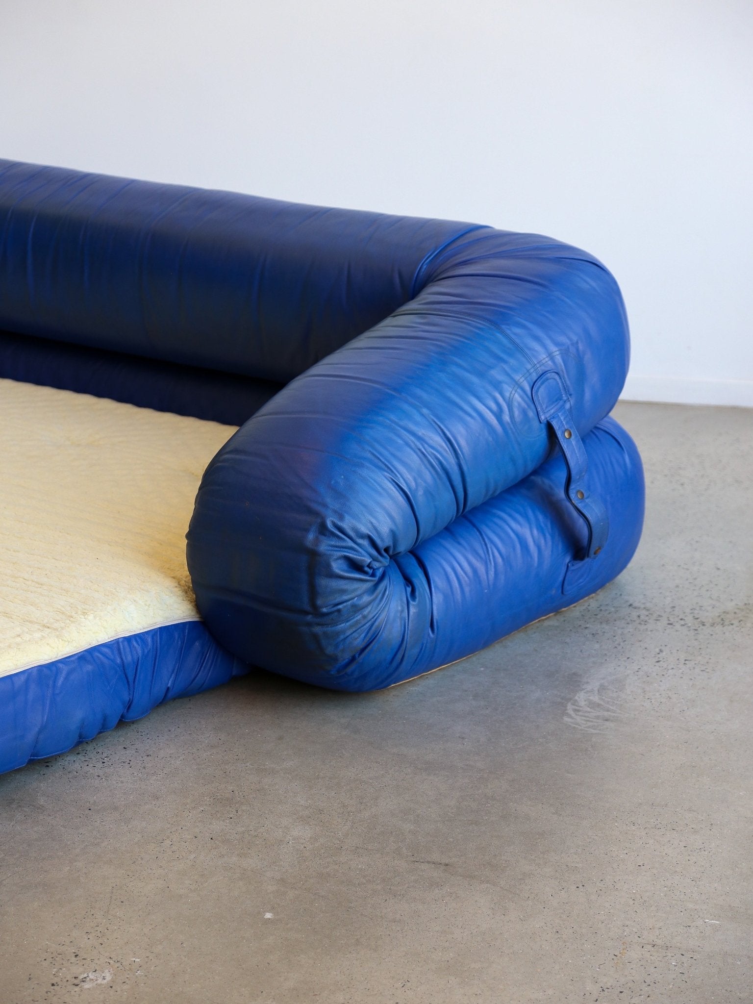 Alessandro Becchi “Anfibio” Sofa Bed in Blue Leather, Giovannetti Collezioni, 1970 - Lumini Collections