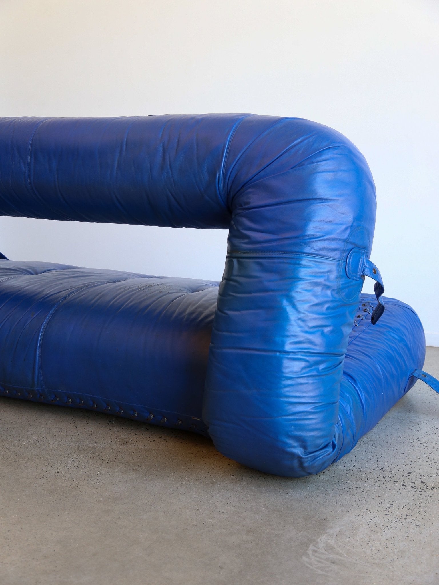 Alessandro Becchi “Anfibio” Sofa Bed in Blue Leather, Giovannetti Collezioni, 1970 - Lumini Collections