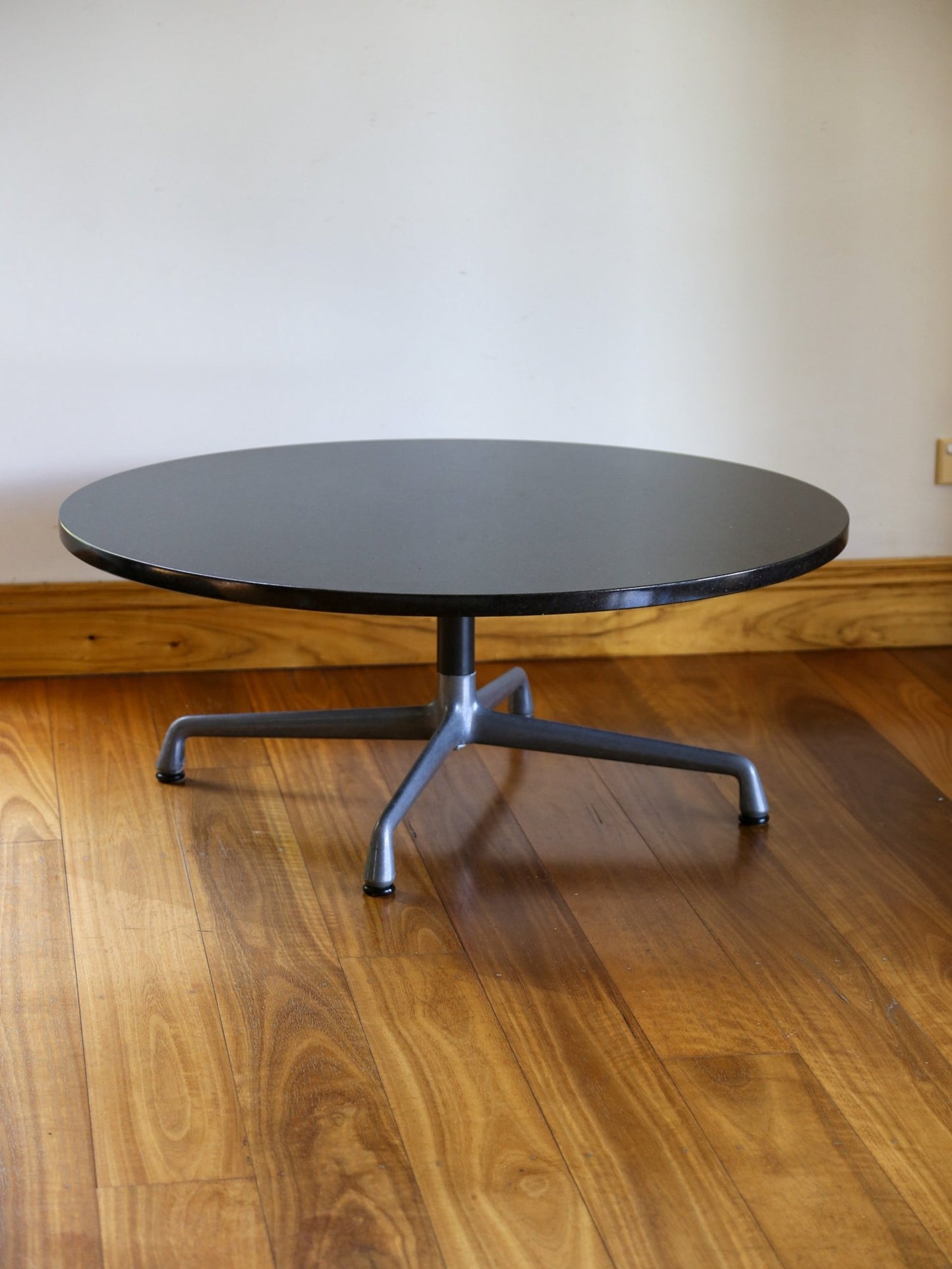 Herman Miller Eames Round Coffee Table in Black Granite and Aluminium Base - Lumini Collections