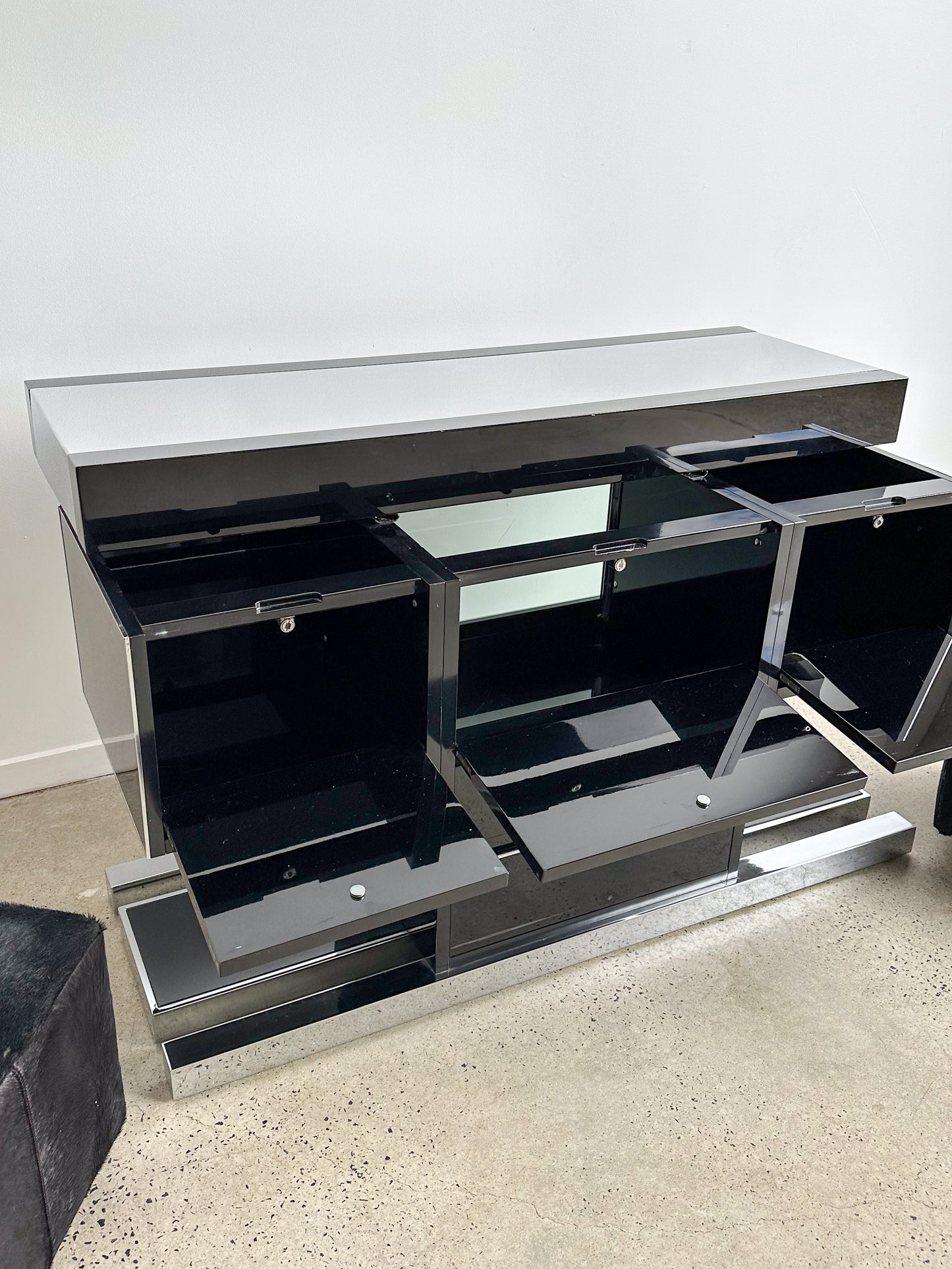 Italian Mid Century Modern Dry Bar Console by Willy Rizzo in Chrome and Lacquered Timber