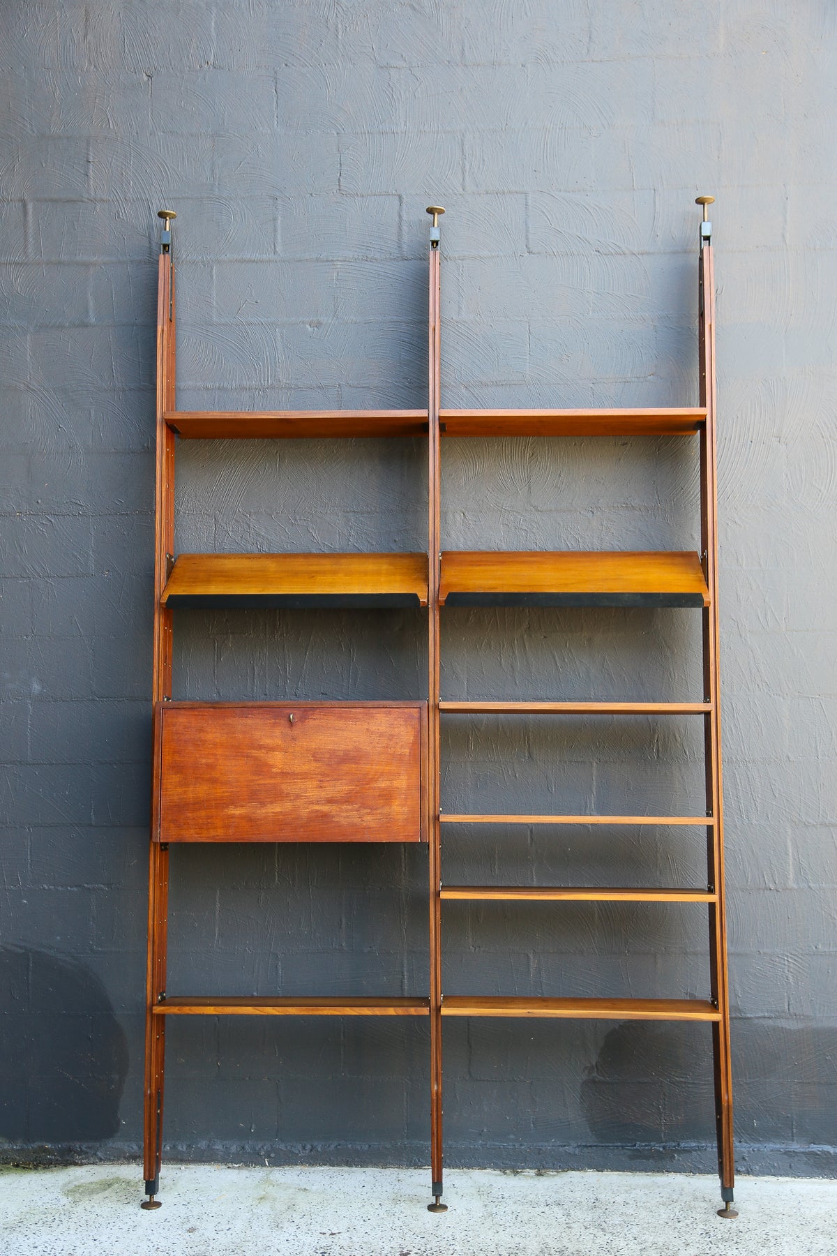 Pierluigi Spadolini Mid-Century Modern walnut bookcase, 1970s - Lumini Collections
