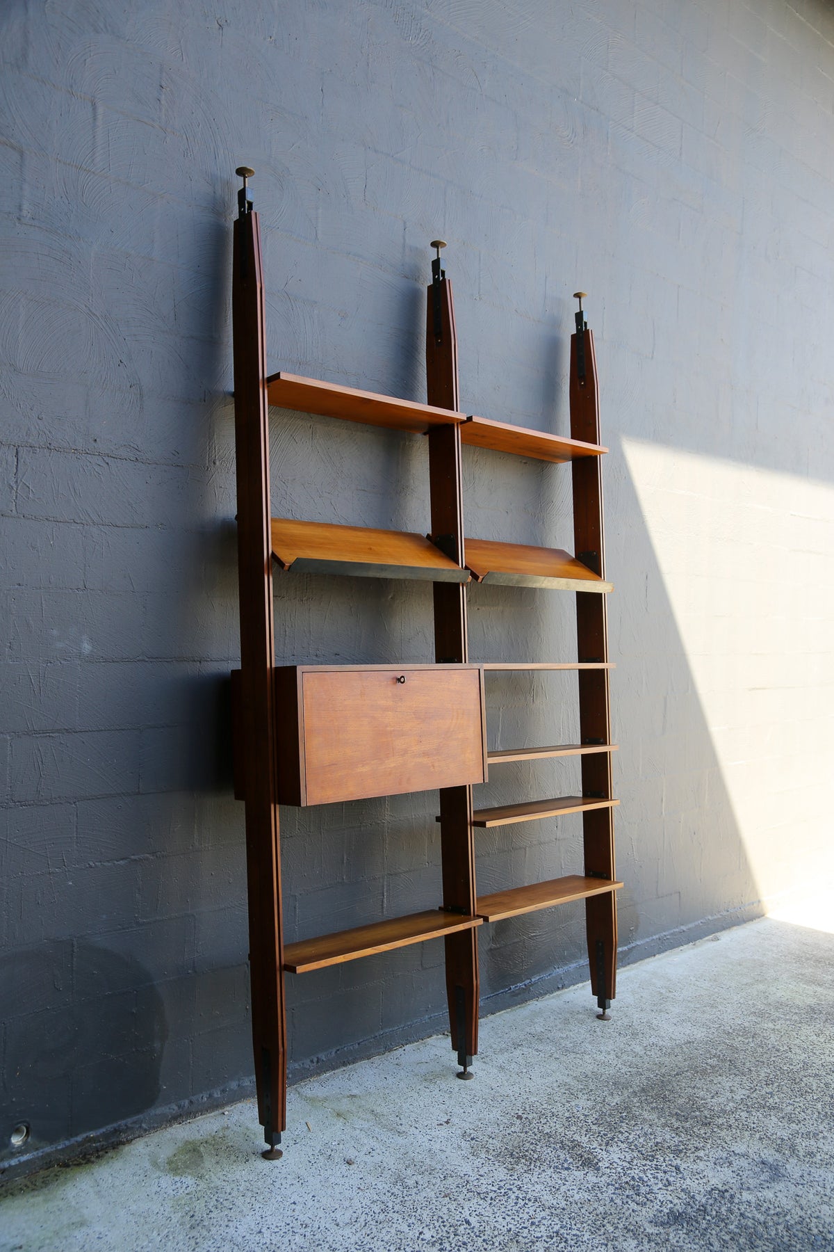 Pierluigi Spadolini Mid-Century Modern walnut bookcase, 1970s - Lumini Collections