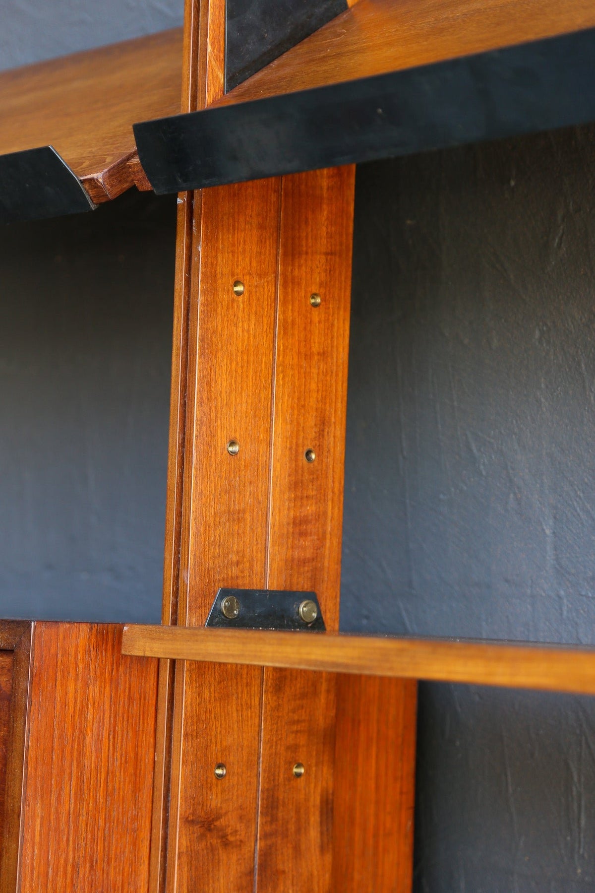 Pierluigi Spadolini Mid-Century Modern walnut bookcase, 1970s - Lumini Collections