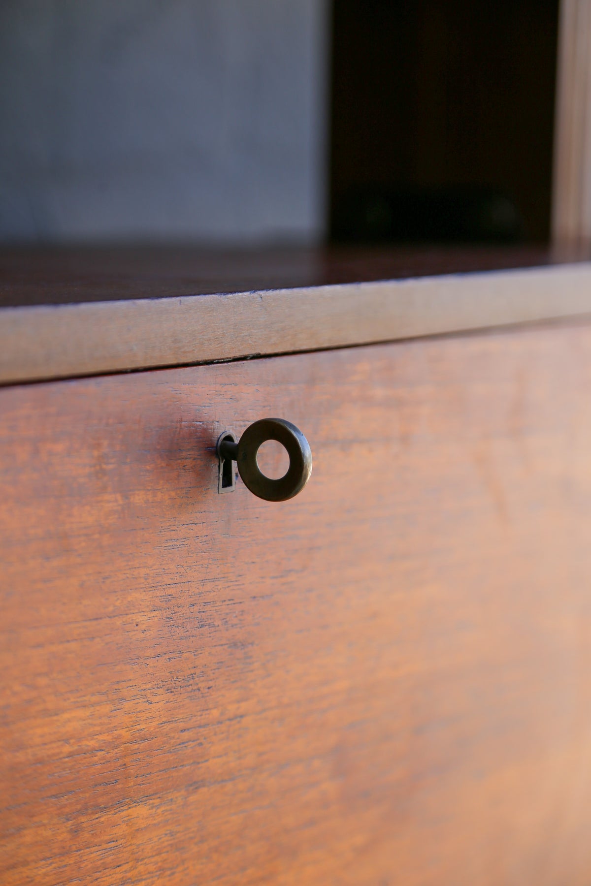 Pierluigi Spadolini Mid-Century Modern walnut bookcase, 1970s - Lumini Collections