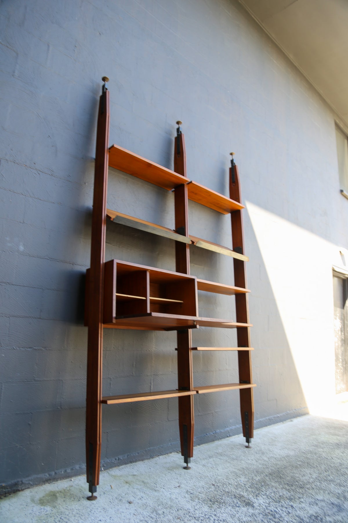 Pierluigi Spadolini Mid-Century Modern walnut bookcase, 1970s - Lumini Collections