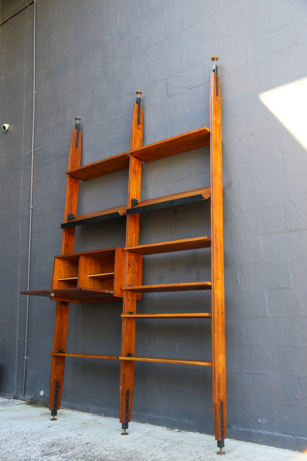 Pierluigi Spadolini Mid-Century Modern walnut bookcase, 1970s - Lumini Collections