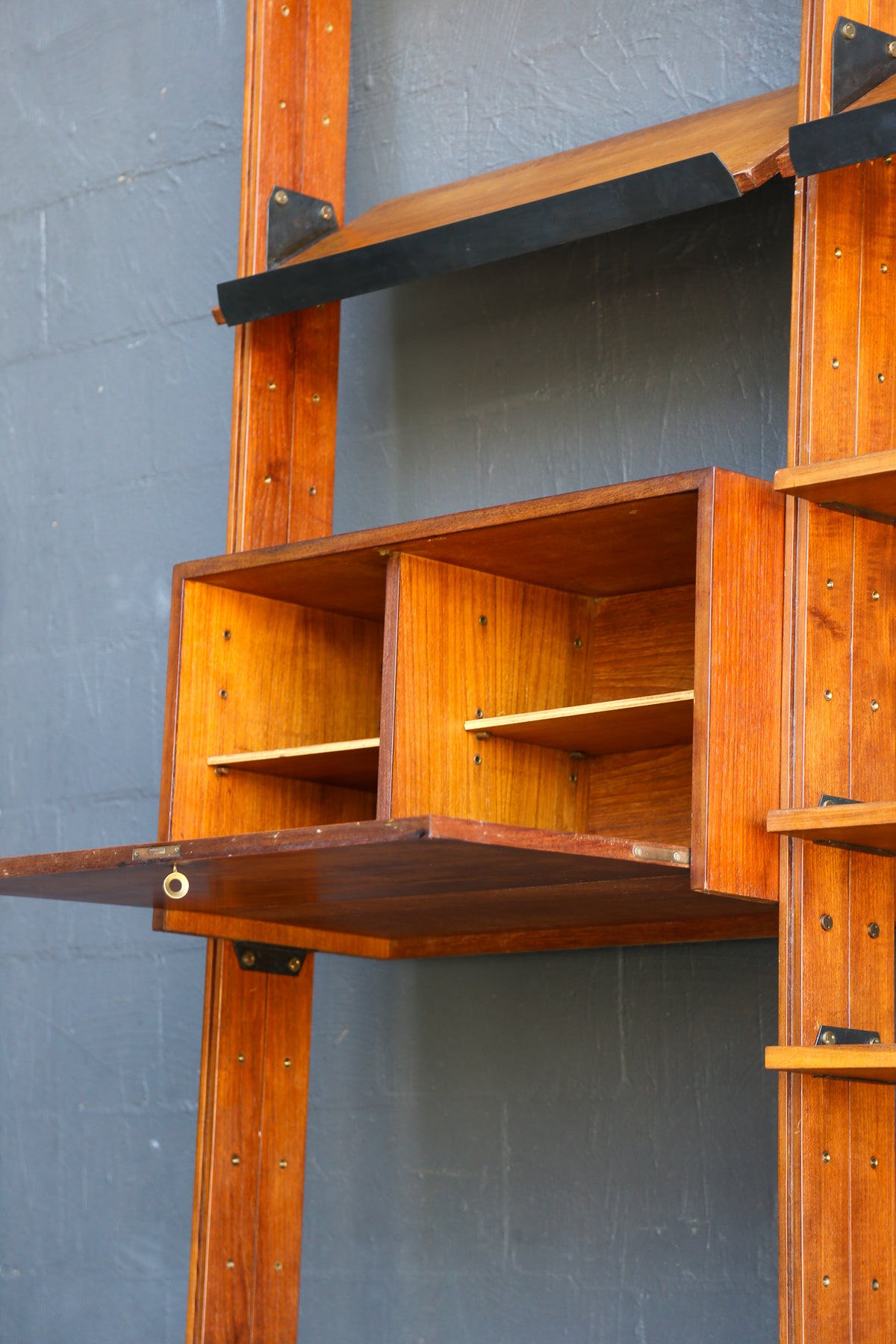 Pierluigi Spadolini Mid-Century Modern walnut bookcase, 1970s - Lumini Collections