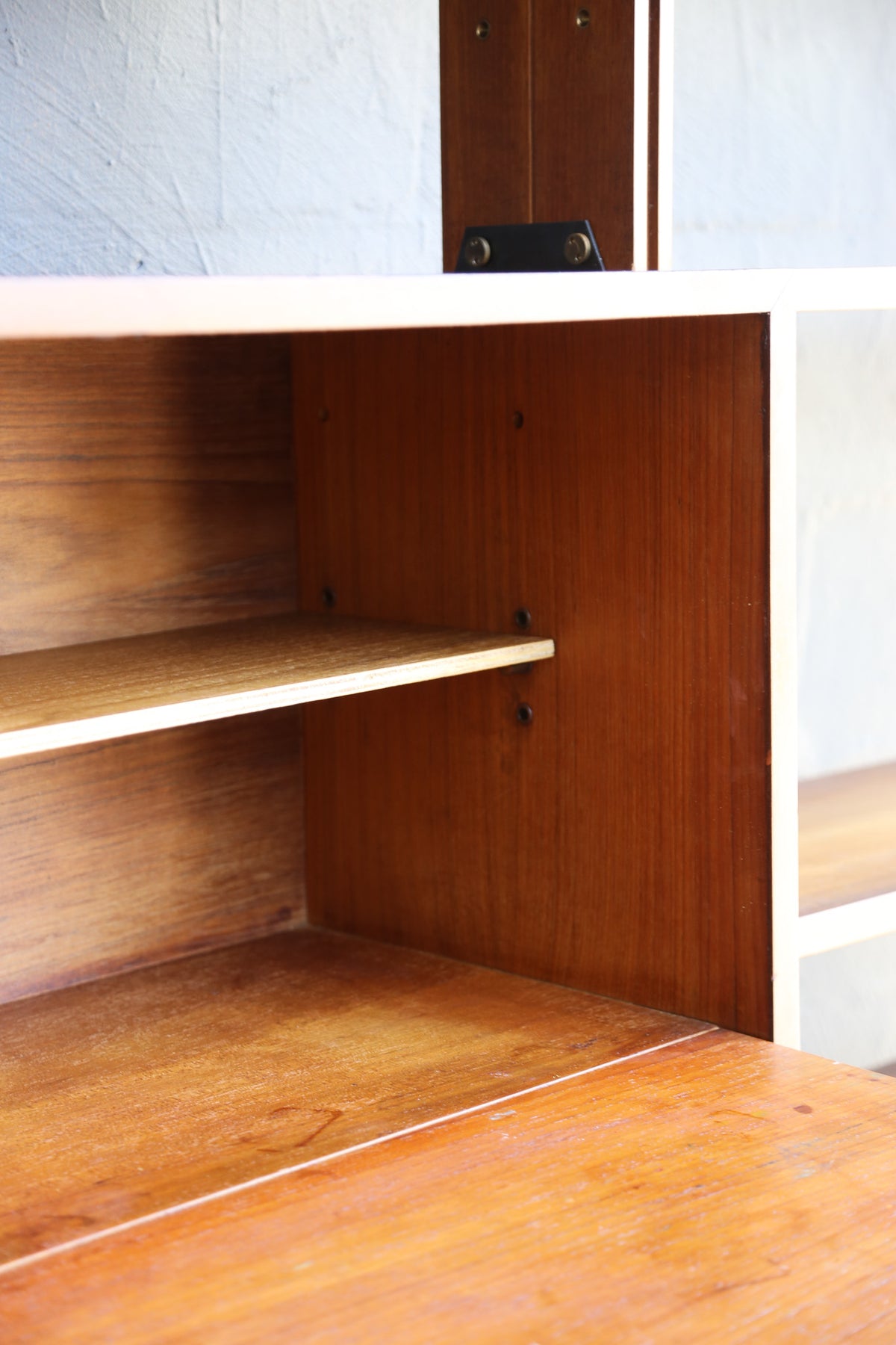 Pierluigi Spadolini Mid-Century Modern walnut bookcase, 1970s - Lumini Collections