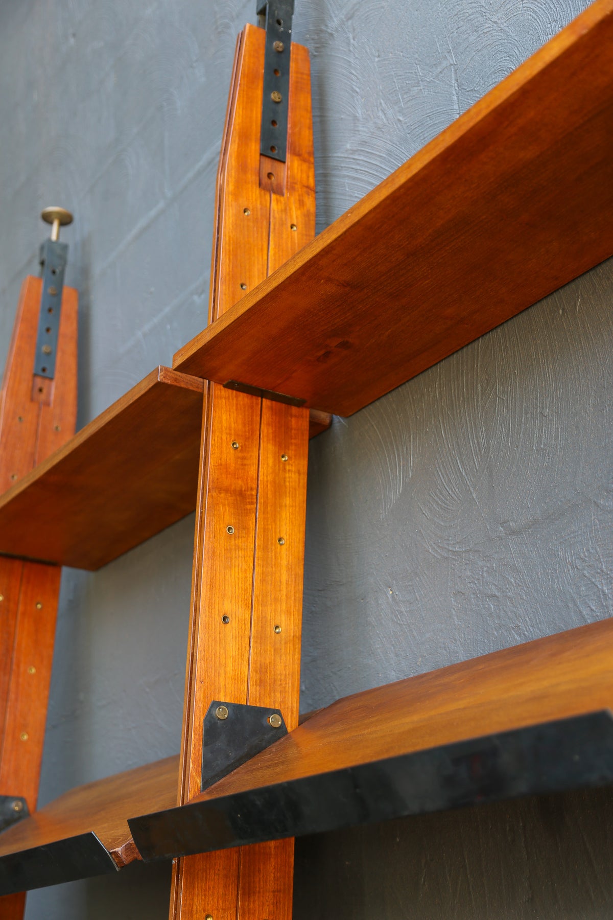 Pierluigi Spadolini Mid-Century Modern walnut bookcase, 1970s - Lumini Collections