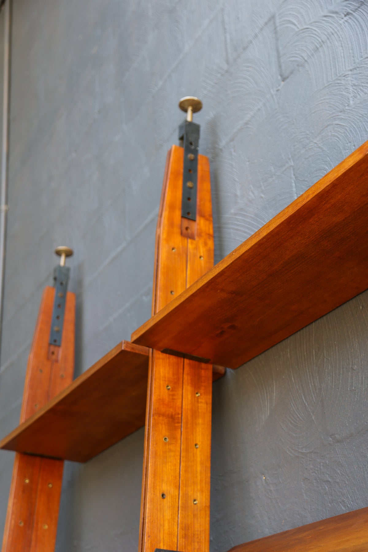 Pierluigi Spadolini Mid-Century Modern walnut bookcase, 1970s - Lumini Collections