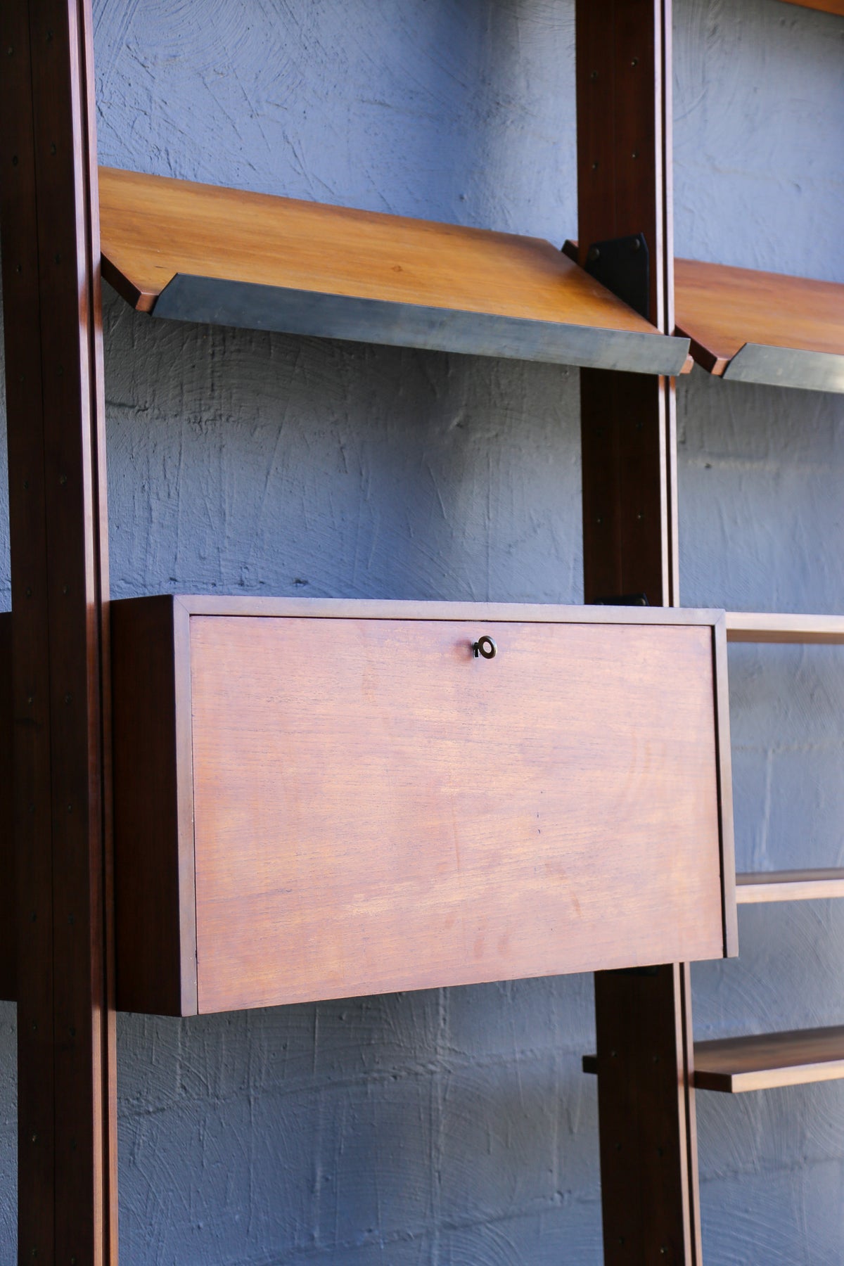 Pierluigi Spadolini Mid-Century Modern walnut bookcase, 1970s - Lumini Collections