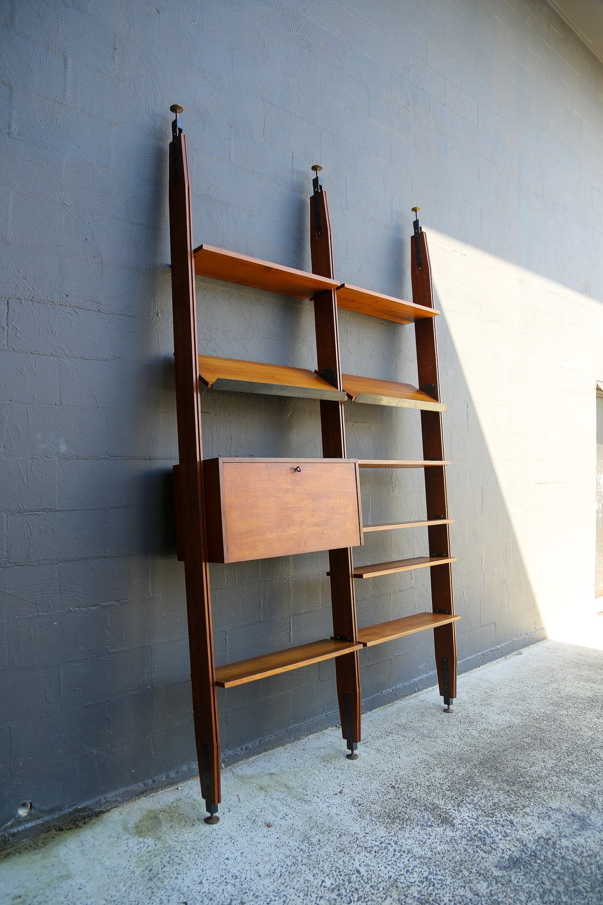 Pierluigi Spadolini Mid-Century Modern walnut bookcase, 1970s - Lumini Collections