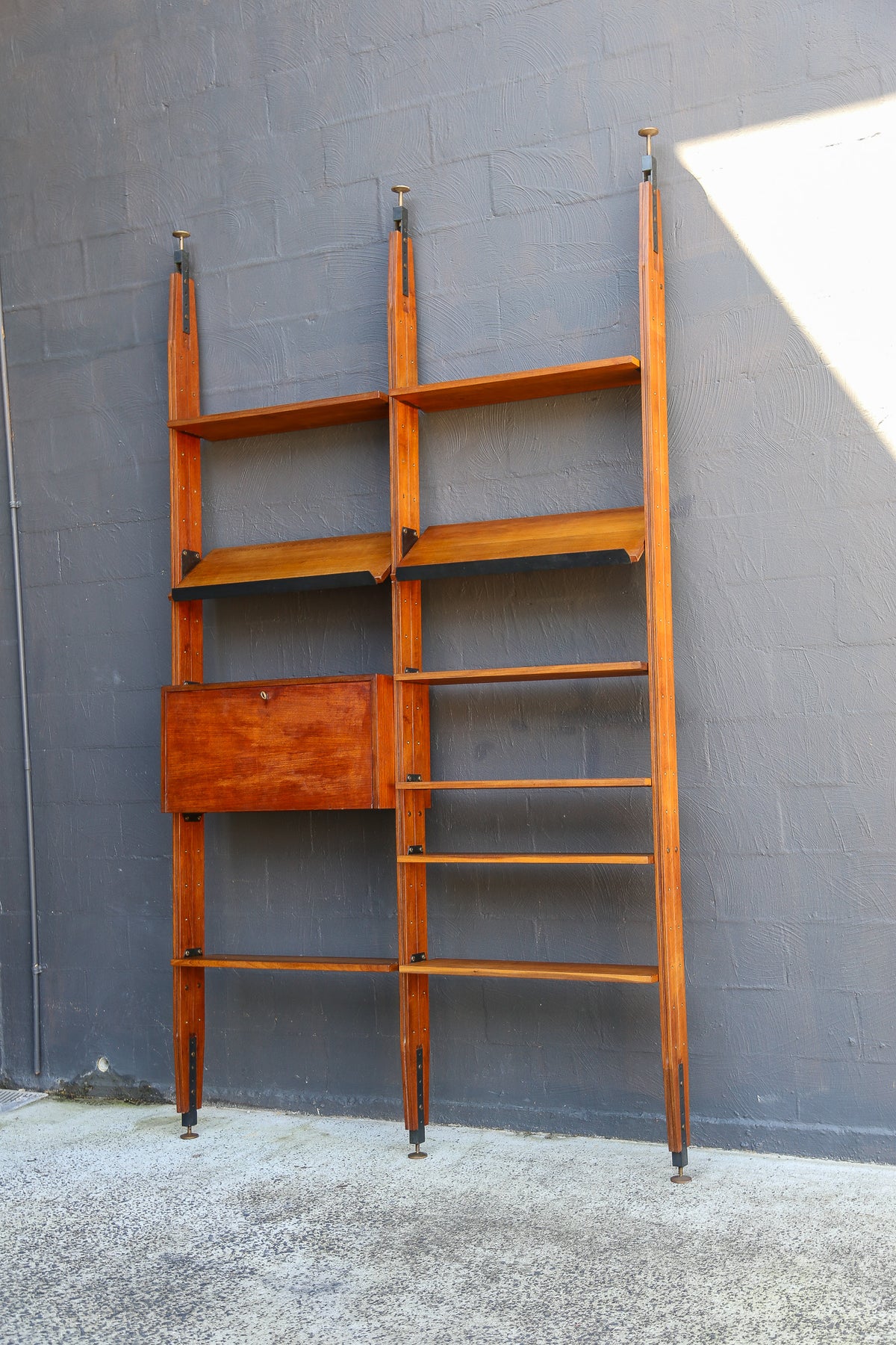 Pierluigi Spadolini Mid-Century Modern walnut bookcase, 1970s - Lumini Collections