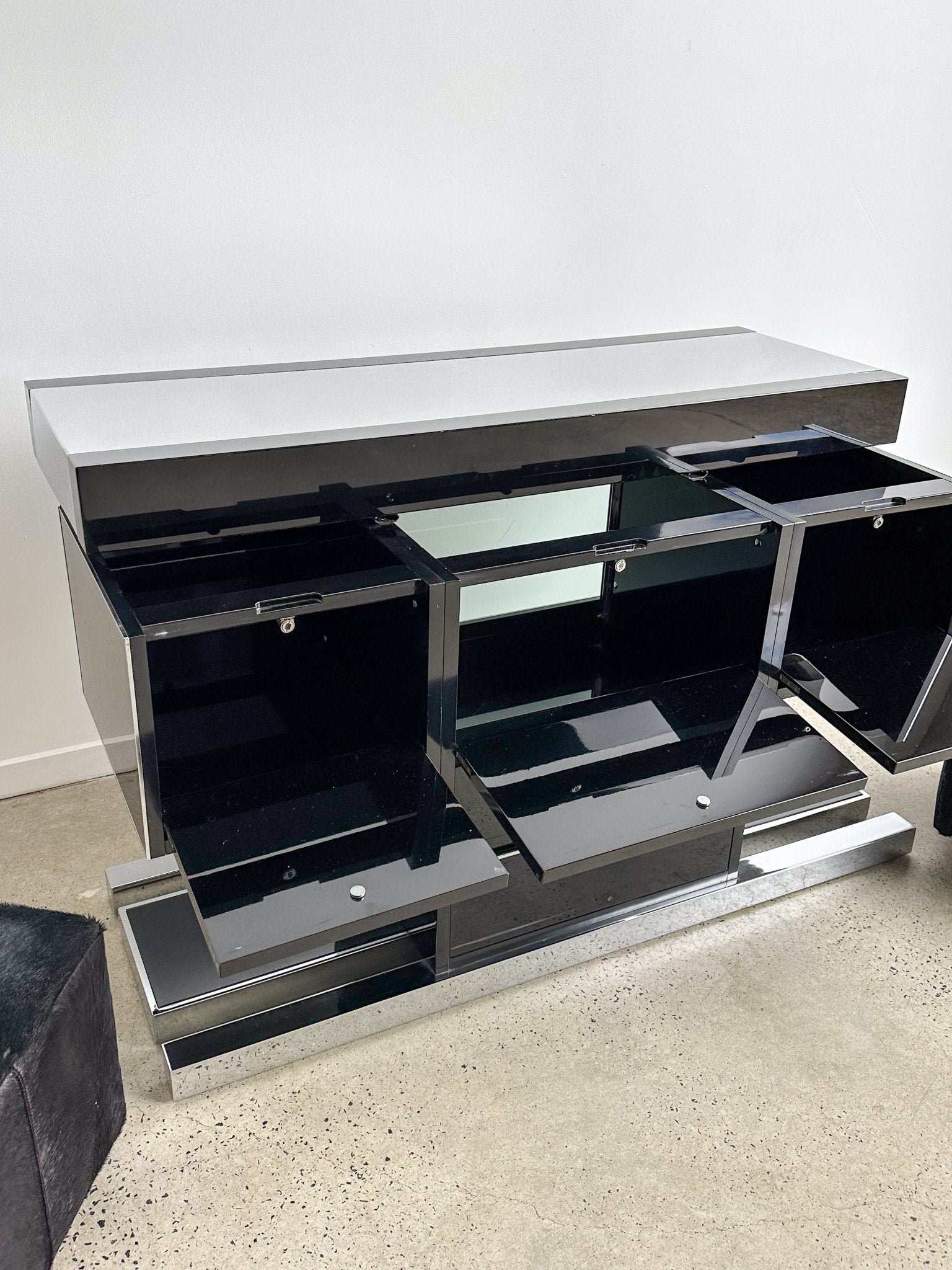 Italian Mid Century Modern Dry Bar Console by Willy Rizzo in Chrome and Lacquered Timber - Lumini Collections