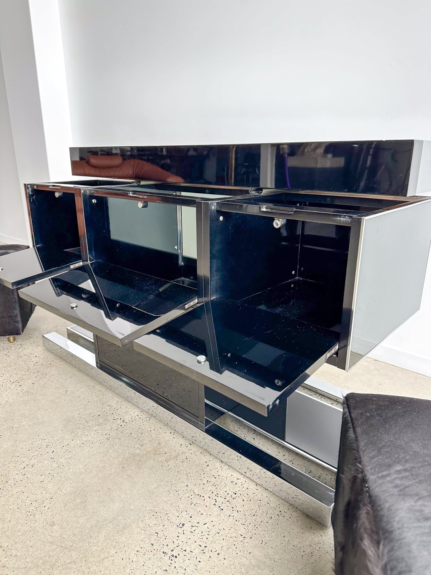Italian Mid Century Modern Dry Bar Console by Willy Rizzo in Chrome and Lacquered Timber - Lumini Collections