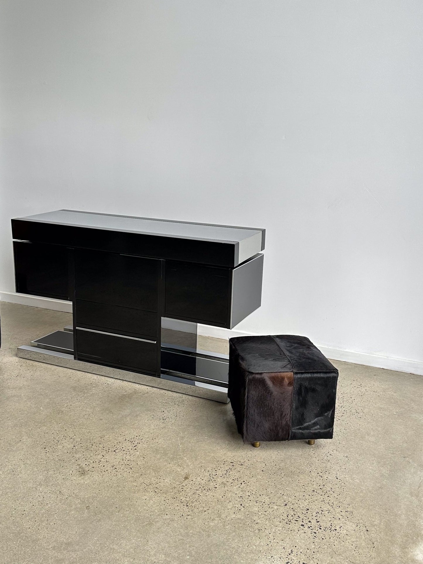 Italian Mid Century Modern Dry Bar Console by Willy Rizzo in Chrome and Lacquered Timber - Lumini Collections