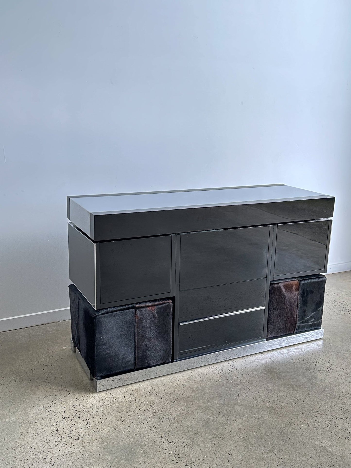 Italian Mid Century Modern Dry Bar Console by Willy Rizzo in Chrome and Lacquered Timber - Lumini Collections