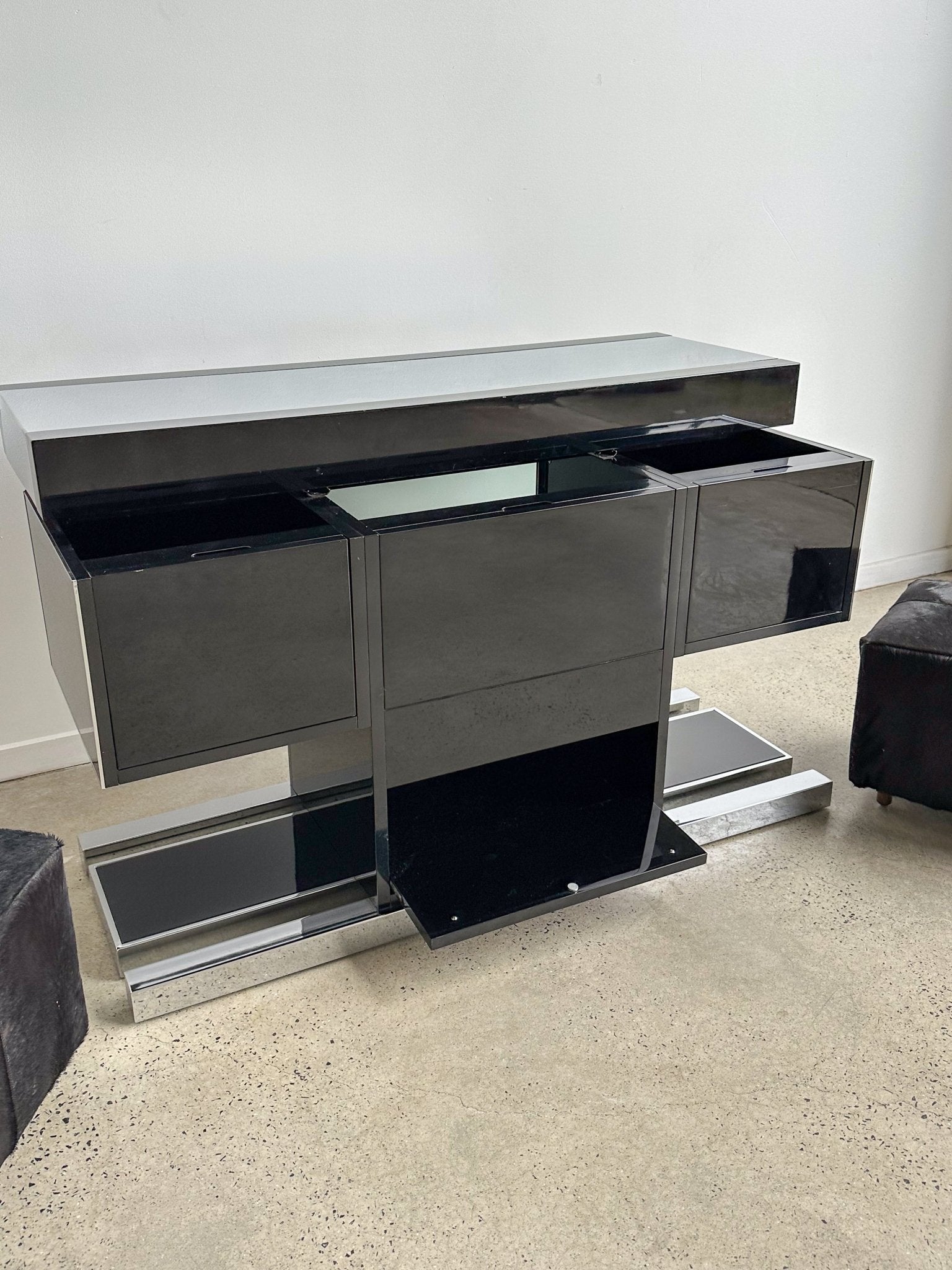 Italian Mid Century Modern Dry Bar Console by Willy Rizzo in Chrome and Lacquered Timber - Lumini Collections