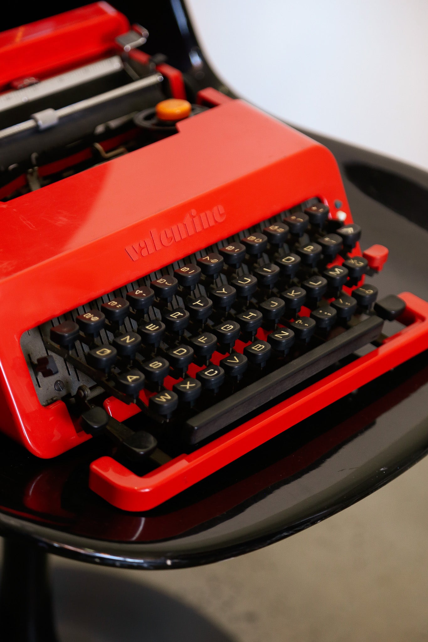 Olivetti Valentine Typewriter by Ettore Sottsass and Perry King, 1969 - Lumini Collections