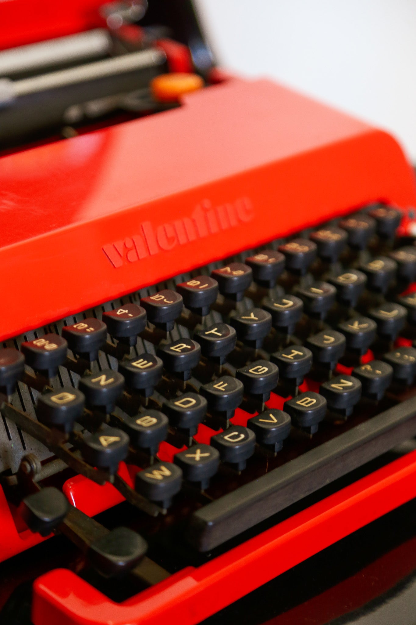 Olivetti Valentine Typewriter by Ettore Sottsass and Perry King, 1969 - Lumini Collections