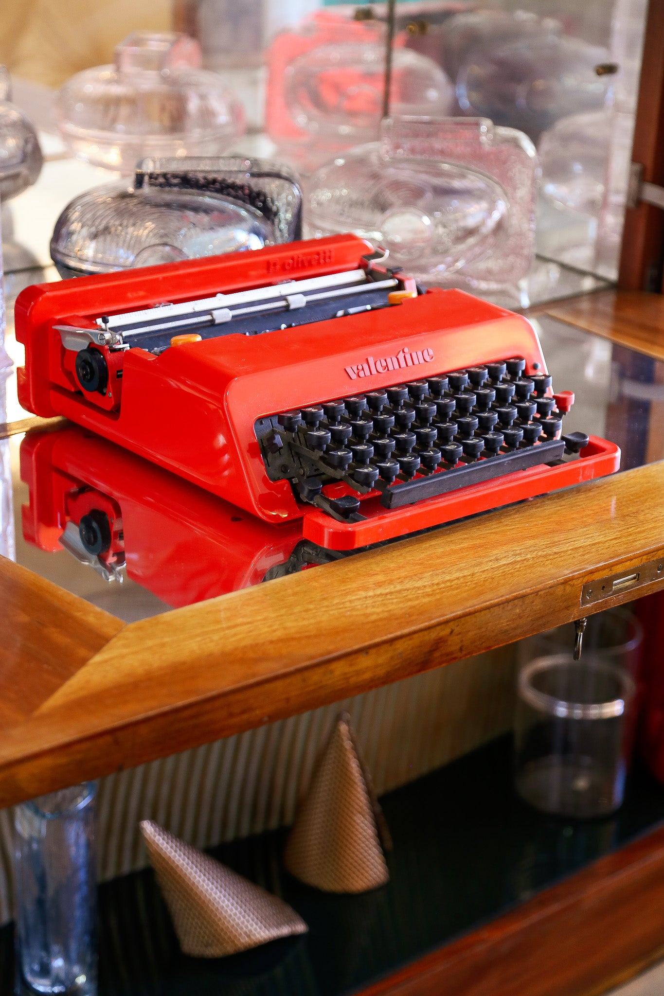 Olivetti Valentine Typewriter by Ettore Sottsass and Perry King, 1969 - Lumini Collections